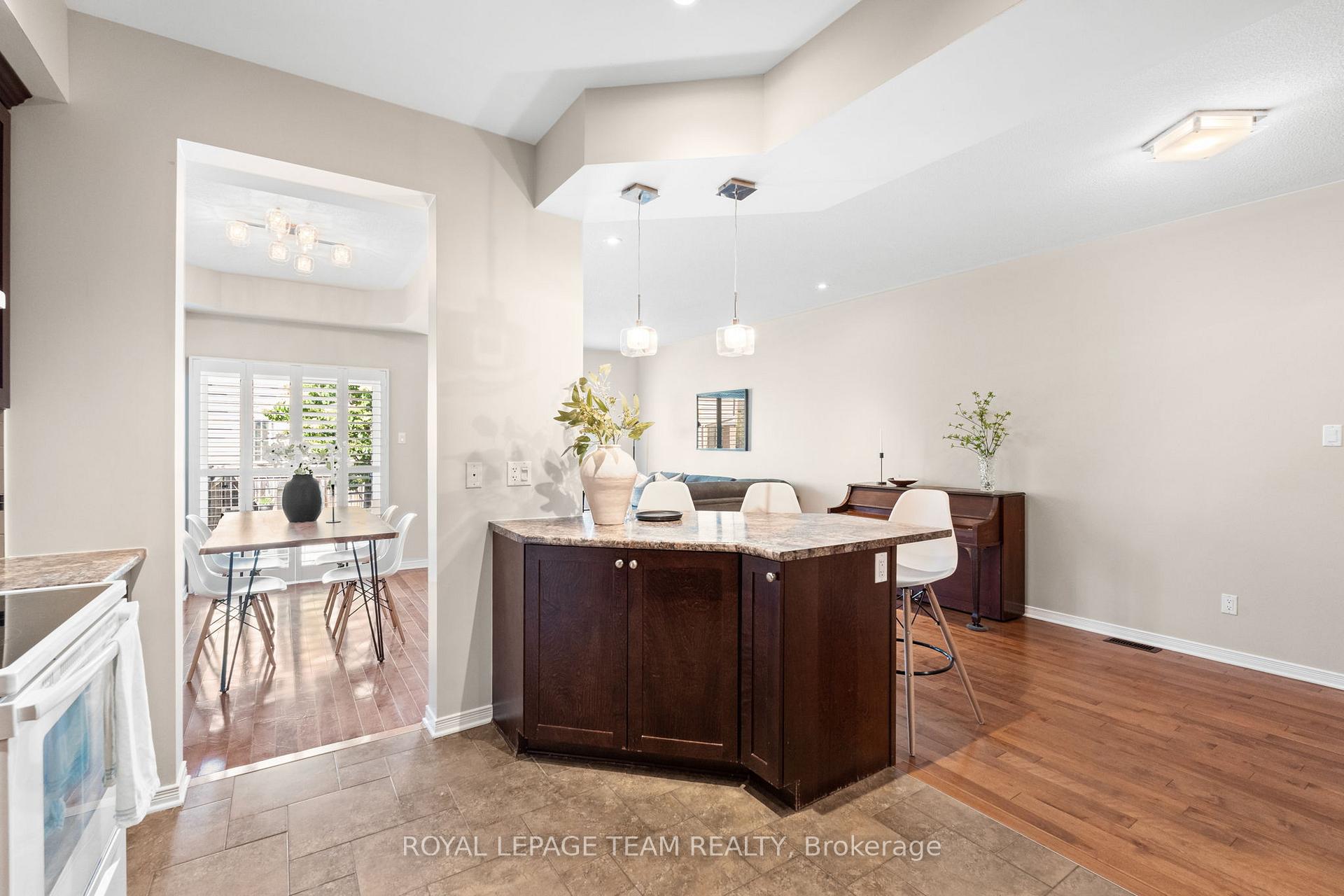 Photo 2 of 915 Torovin Private, Ottawa, Pineview — HOMEH