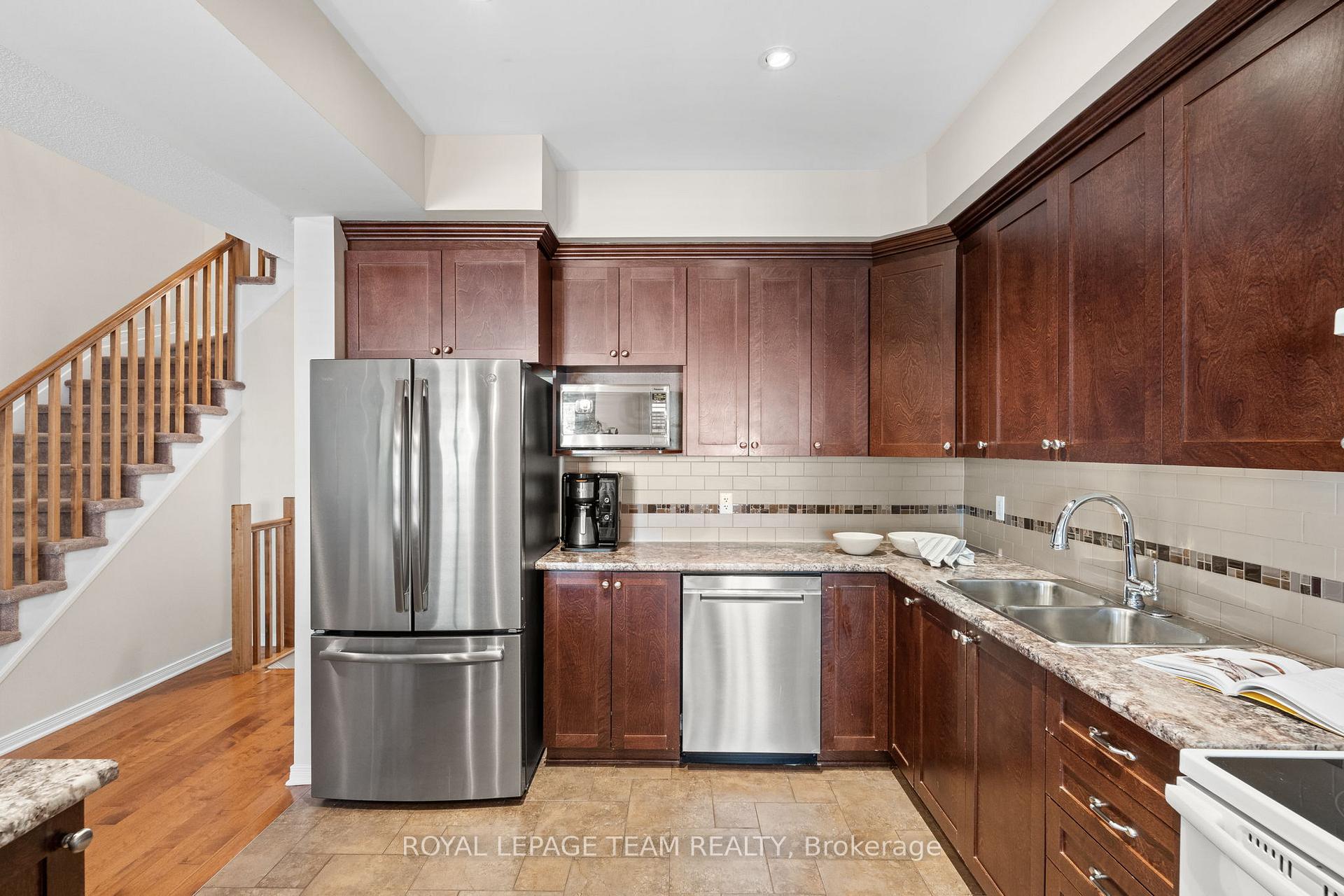 Photo 3 of 915 Torovin Private, Ottawa, Pineview — HOMEH