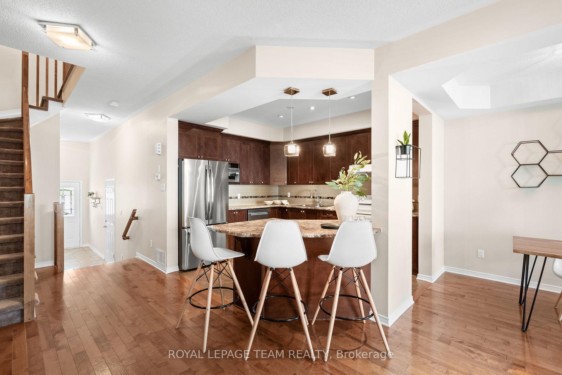 Photo 6 of 915 Torovin Private, Ottawa, Pineview — HOMEH