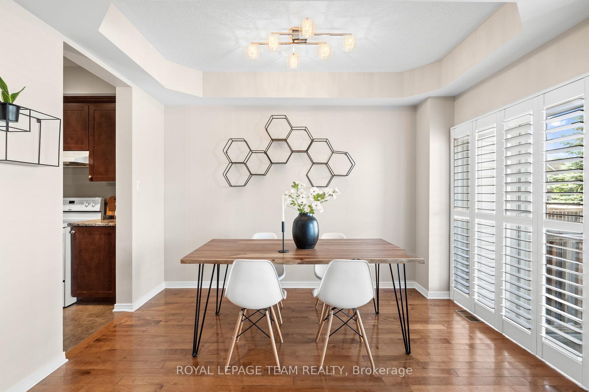 Photo 8 of 915 Torovin Private, Ottawa, Pineview — HOMEH