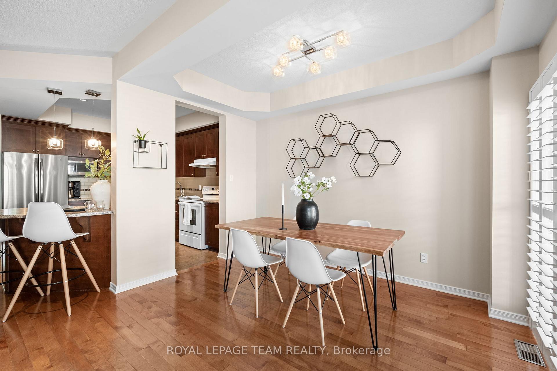Photo 5 of 915 Torovin Private, Ottawa, Pineview — HOMEH