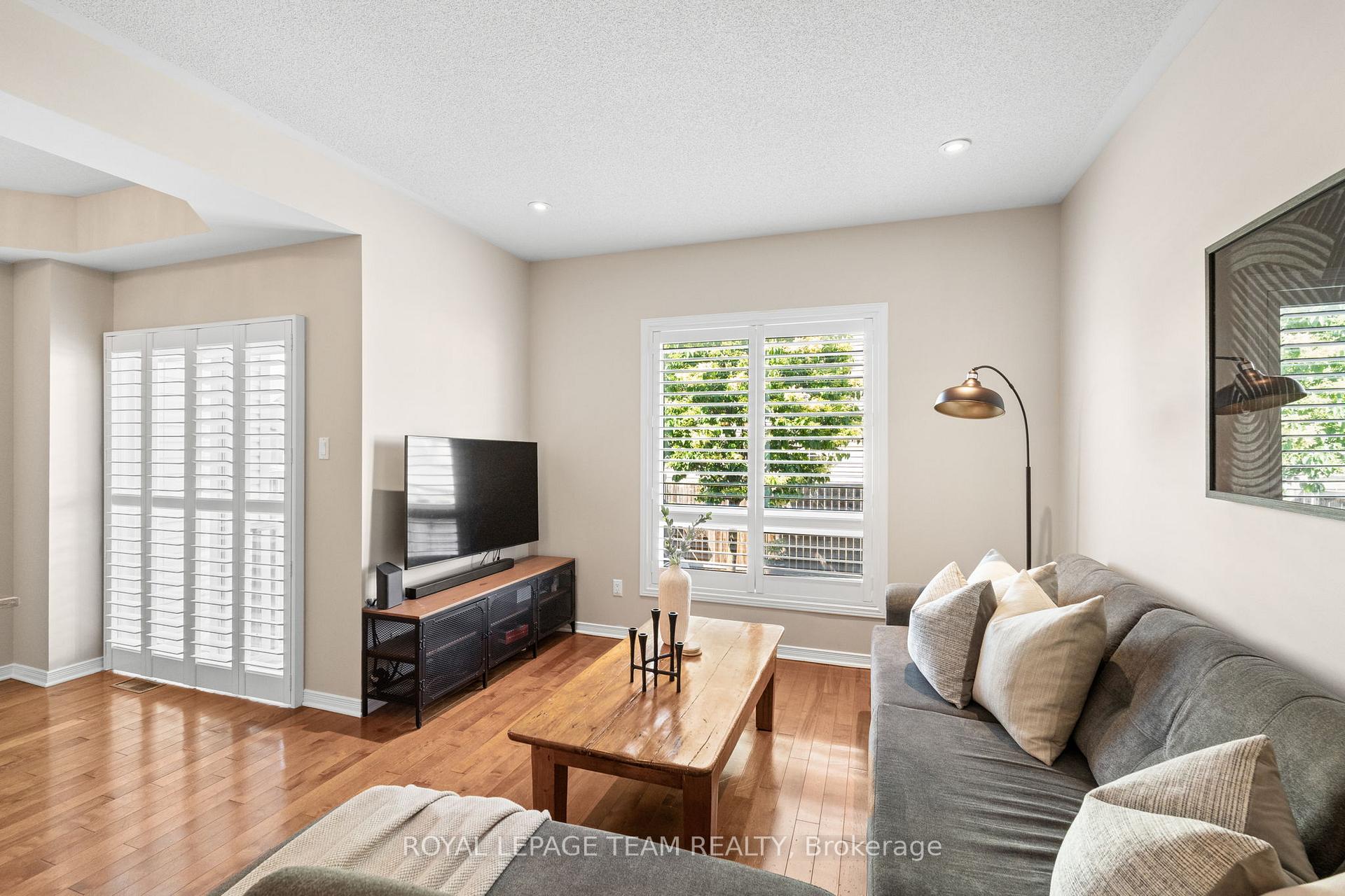 Photo 10 of 915 Torovin Private, Ottawa, Pineview — HOMEH