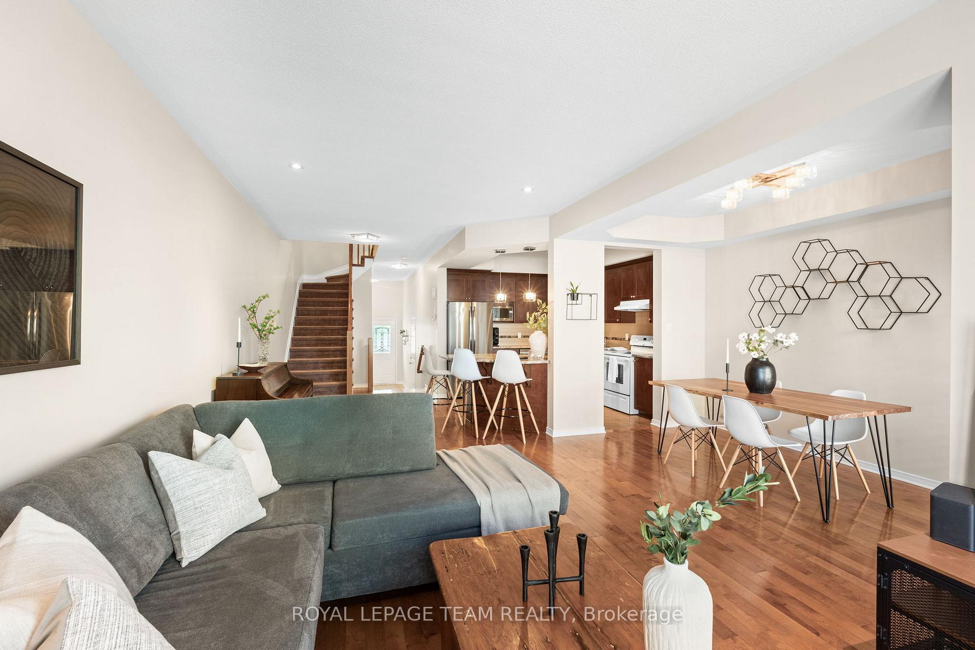 Photo 15 of 915 Torovin Private, Ottawa, Pineview — HOMEH