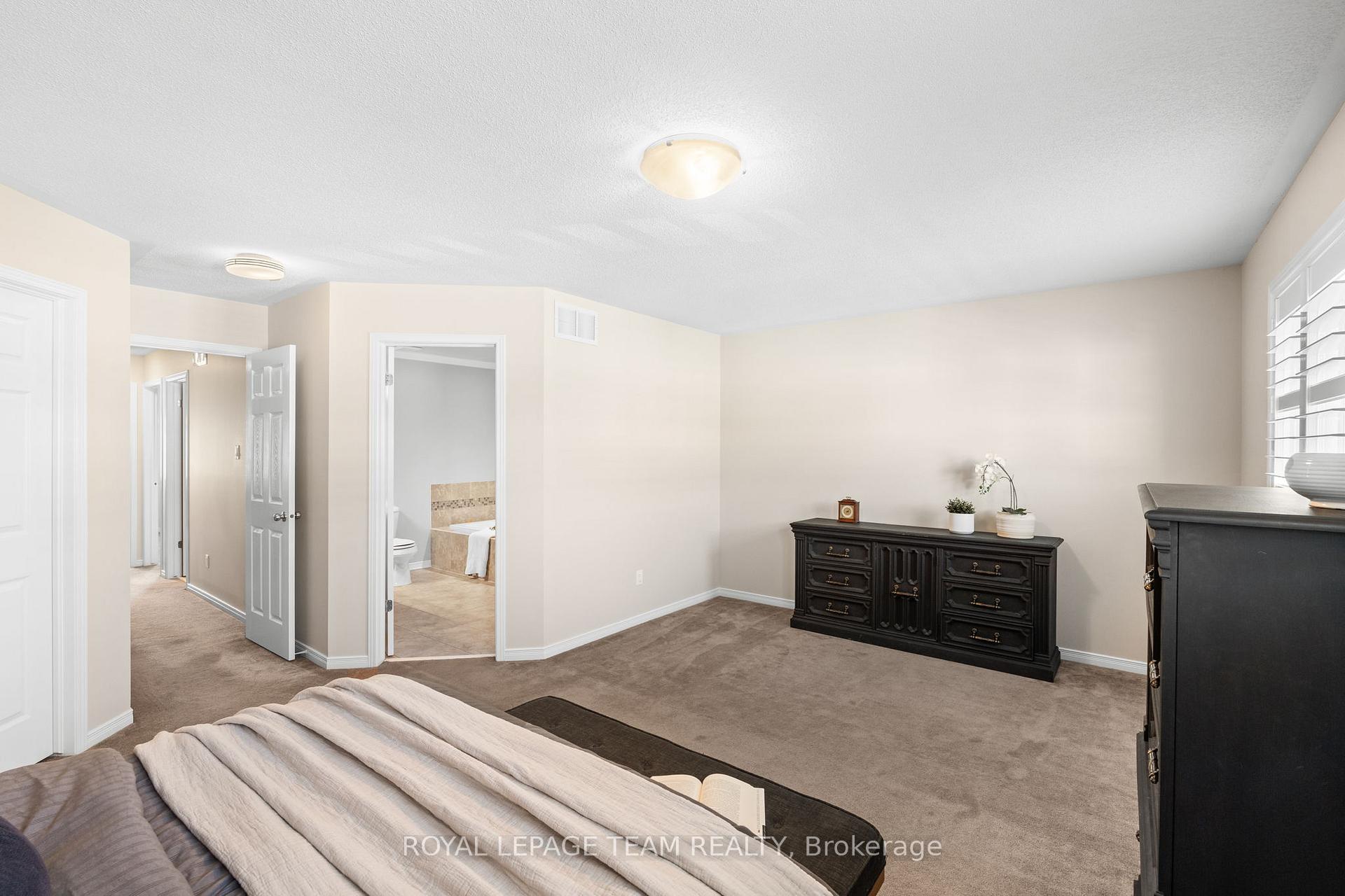 Photo 13 of 915 Torovin Private, Ottawa, Pineview — HOMEH