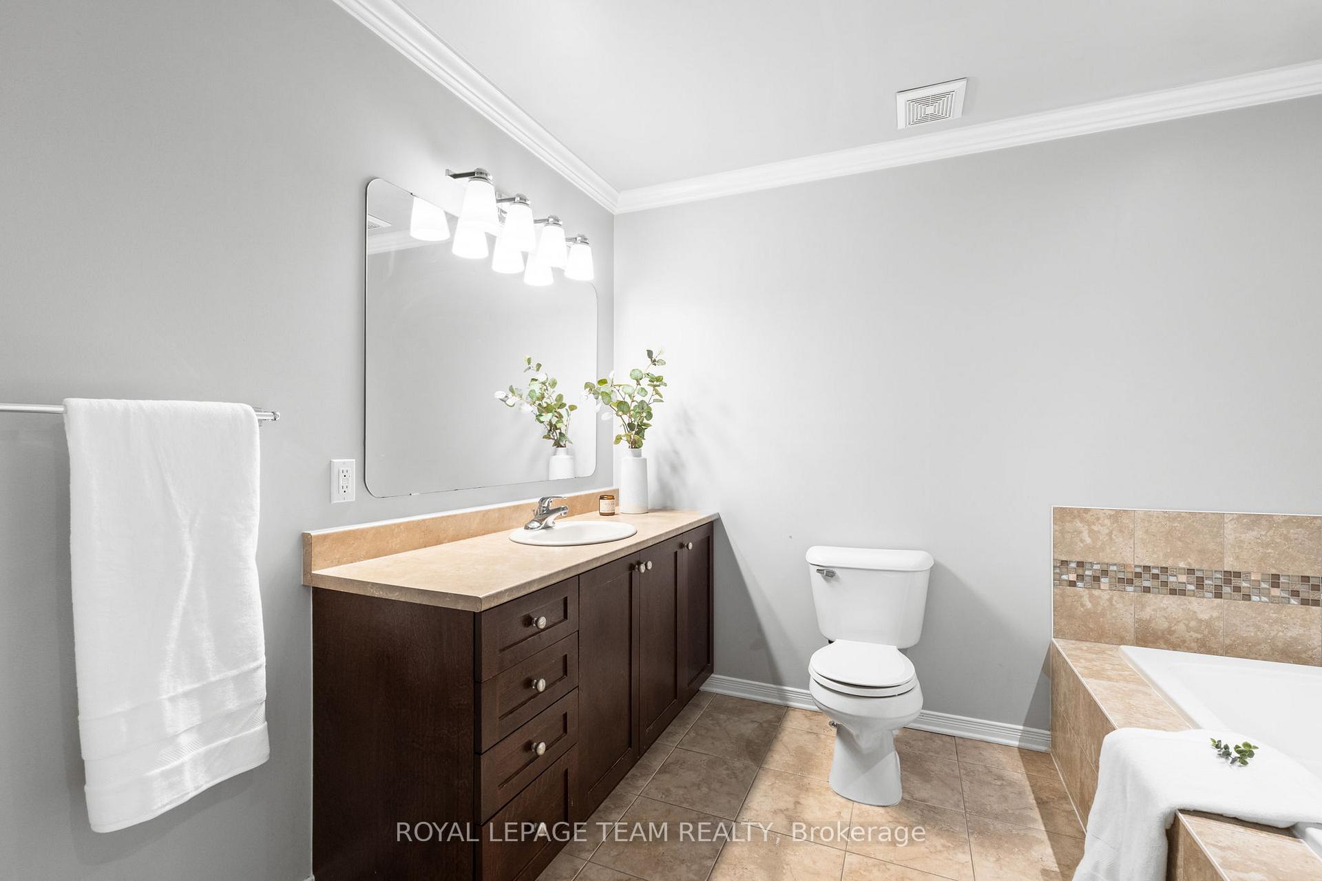 Photo 14 of 915 Torovin Private, Ottawa, Pineview — HOMEH