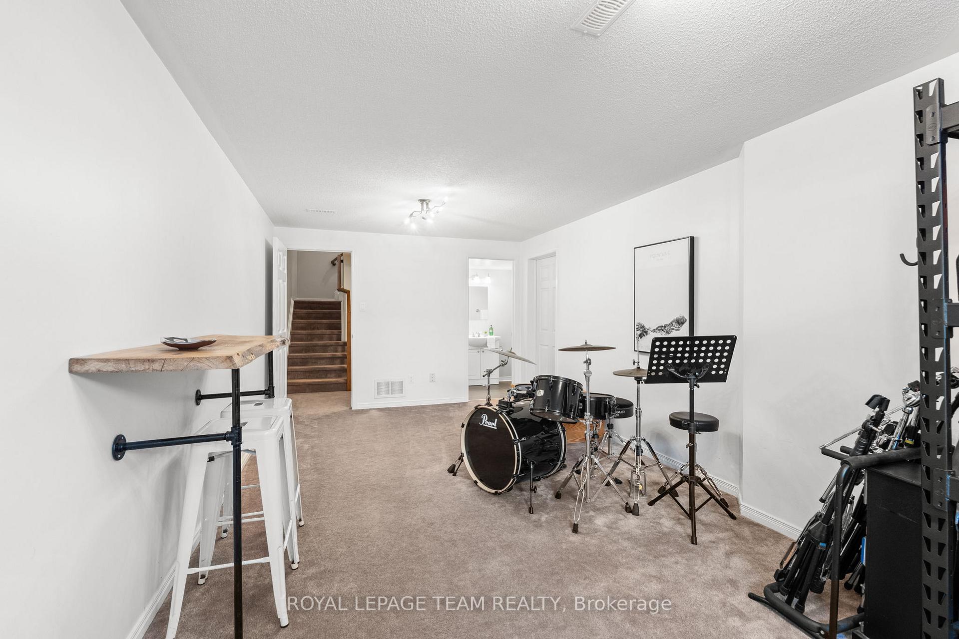 Photo 27 of 915 Torovin Private, Ottawa, Pineview — HOMEH