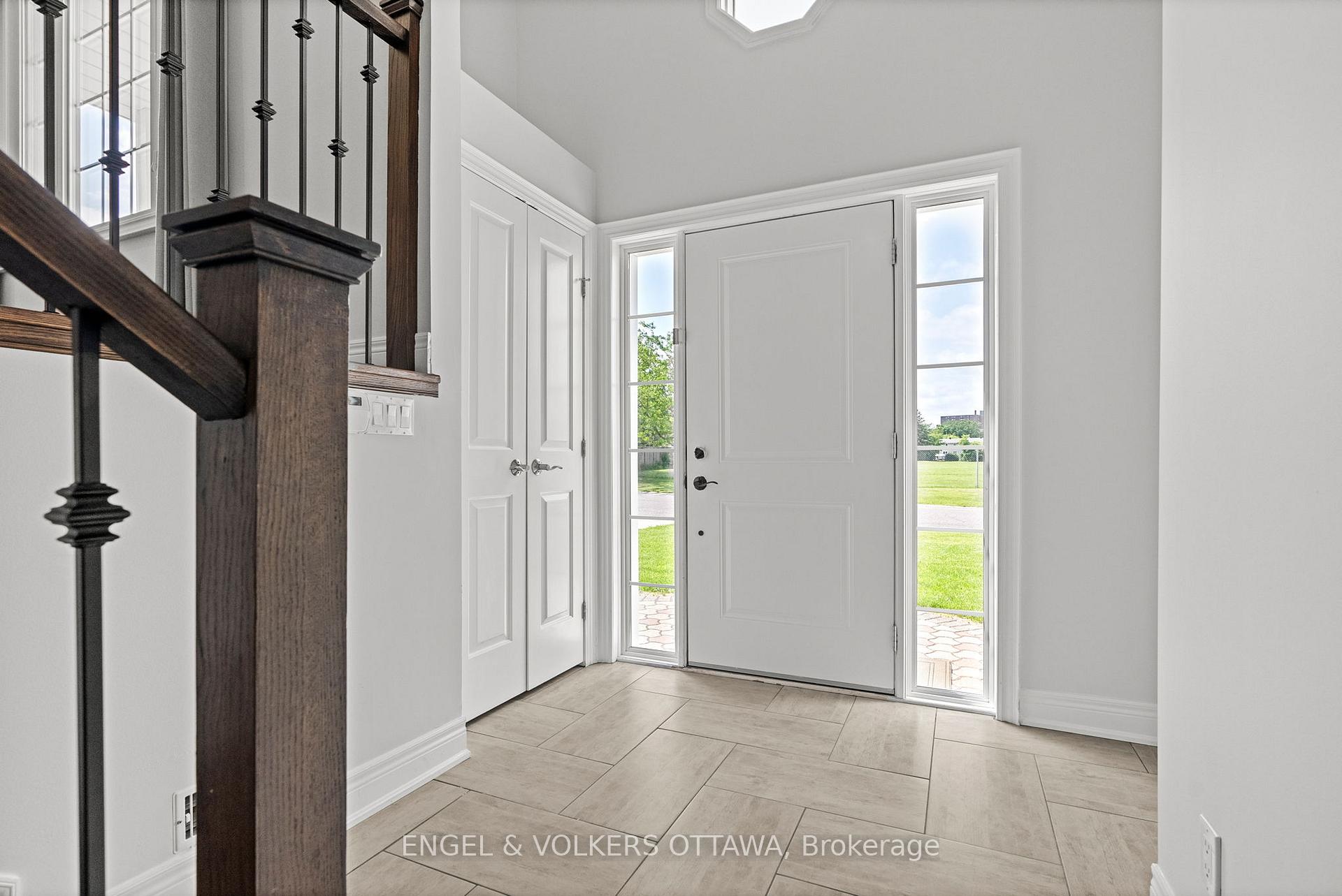 Photo 3 of 20 Assiniboine Drive, Ottawa, Borden Farm/Stewart Farm/Carleton Heights/Parkwood Hills — HOMEH