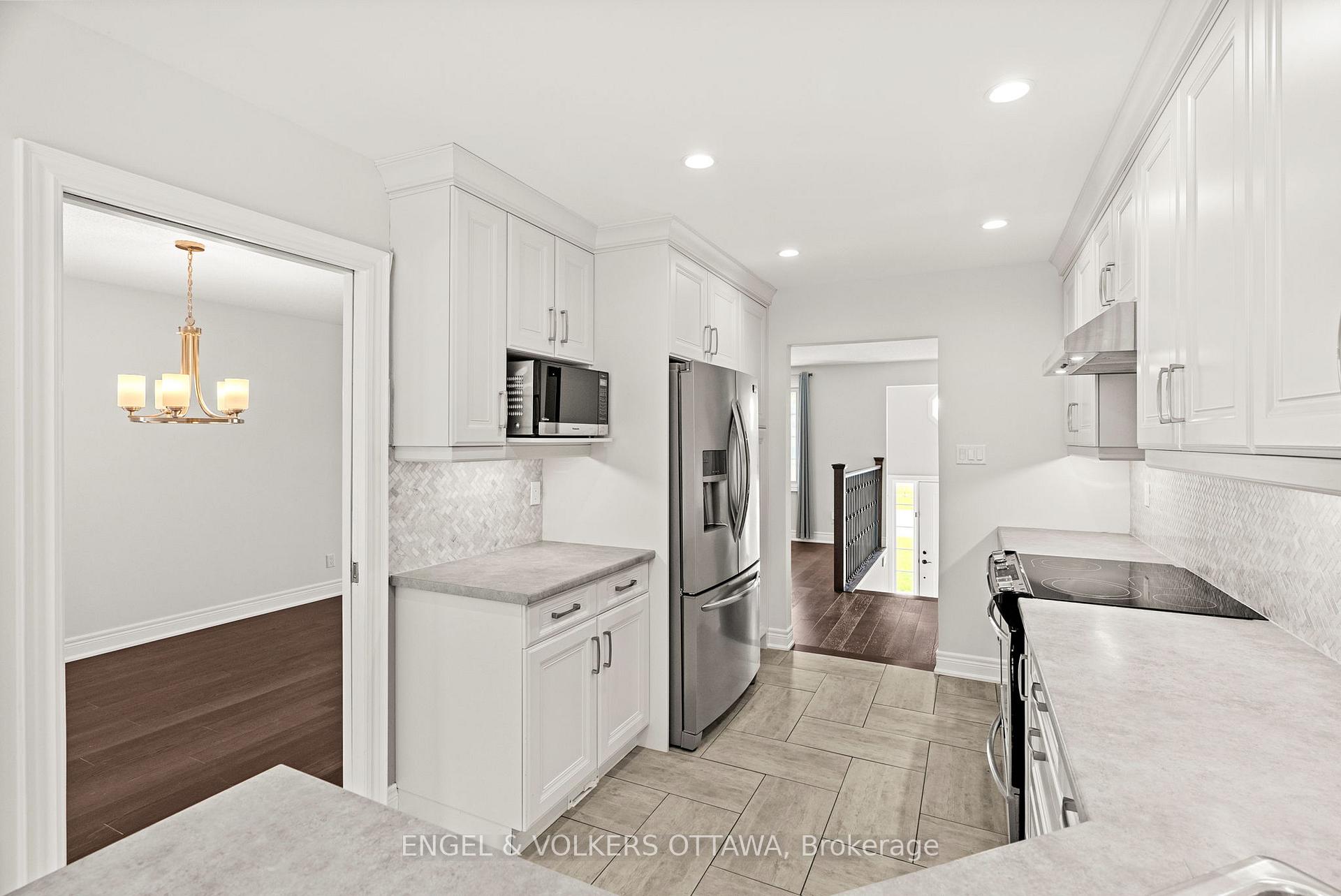 Photo 10 of 20 Assiniboine Drive, Ottawa, Borden Farm/Stewart Farm/Carleton Heights/Parkwood Hills — HOMEH