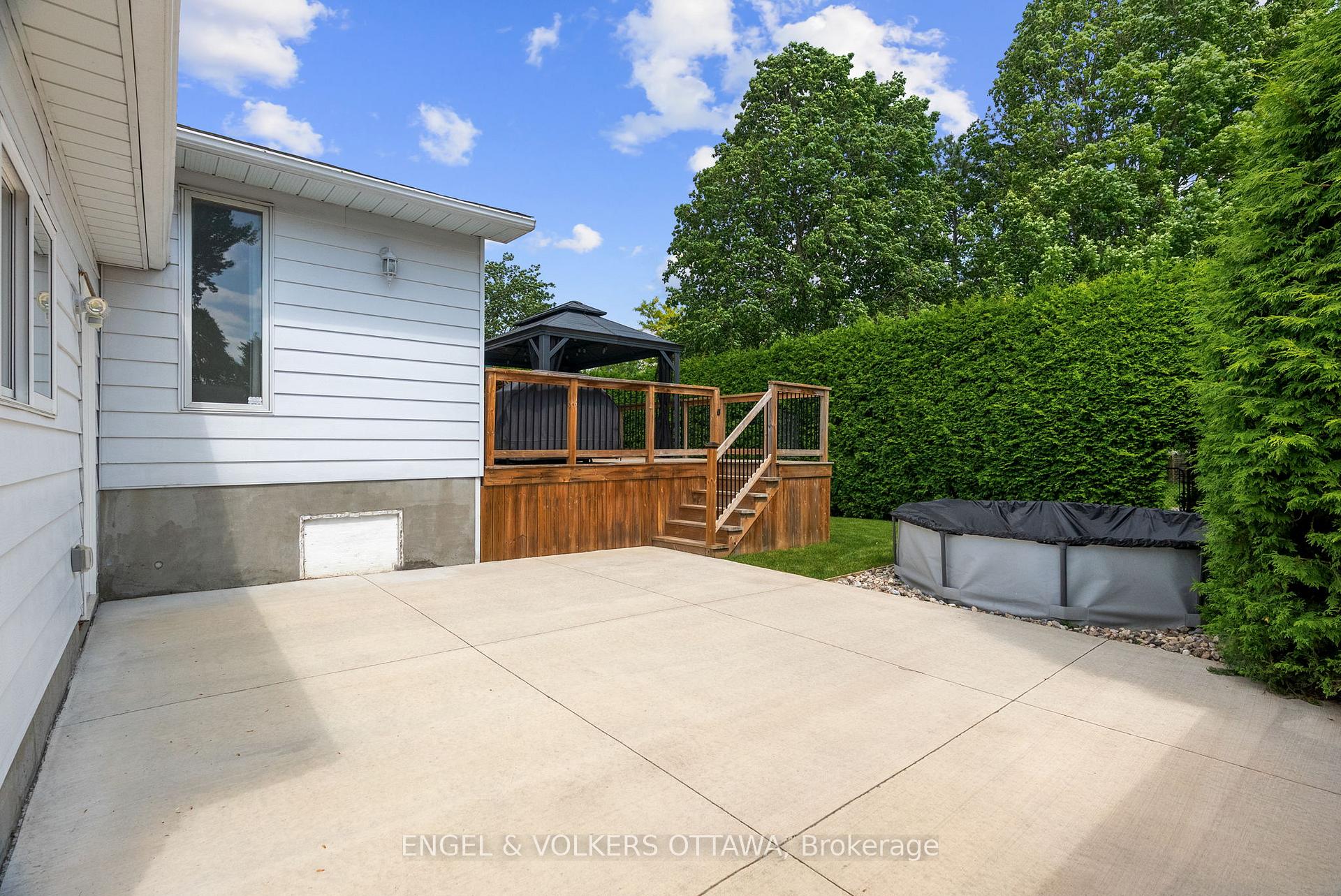 Photo 39 of 20 Assiniboine Drive, Ottawa, Borden Farm/Stewart Farm/Carleton Heights/Parkwood Hills — HOMEH
