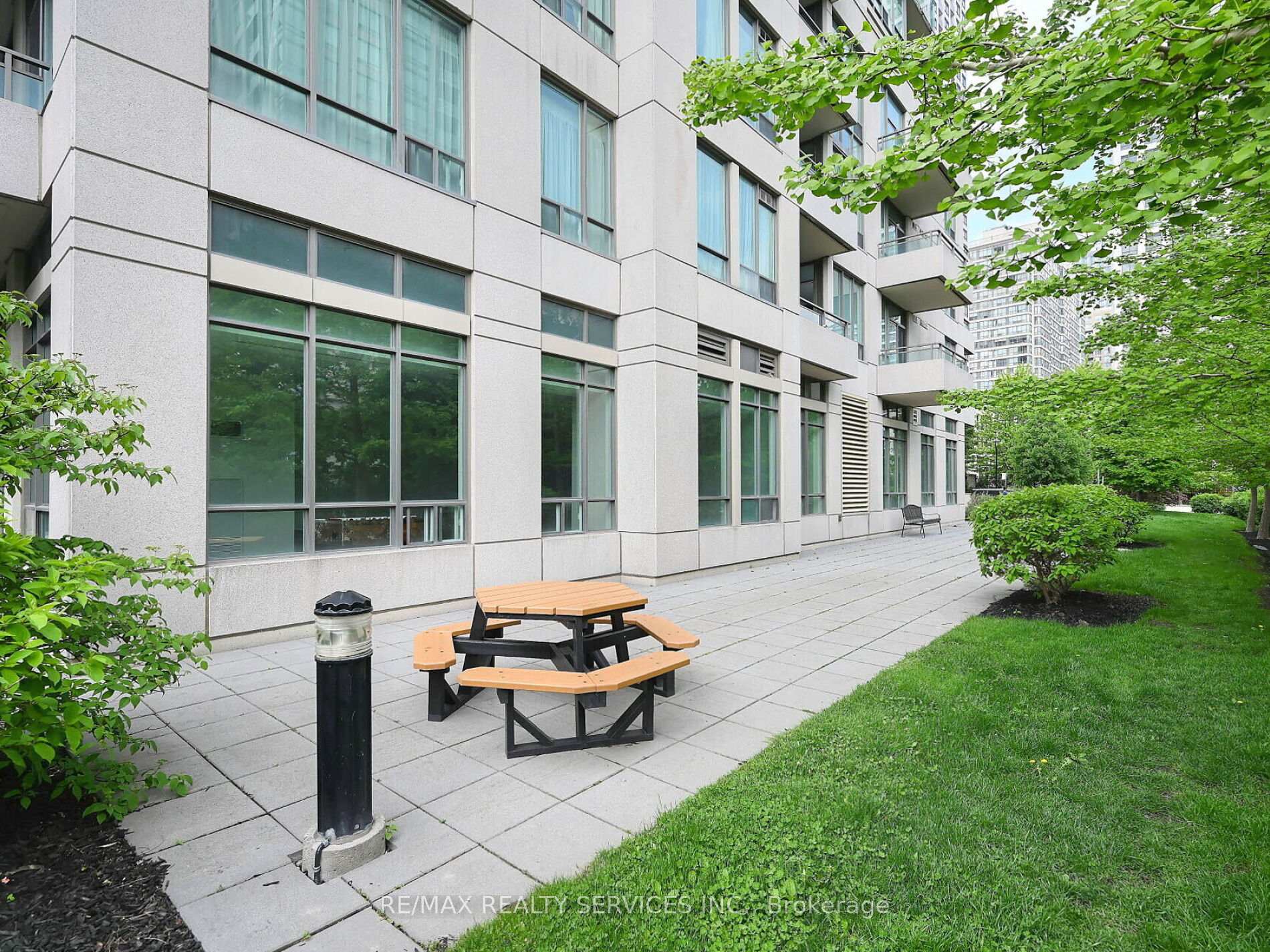 Photo 3 of Unit 2009, 3515 Kariya Drive, Mississauga, Fairview — HOMEH
