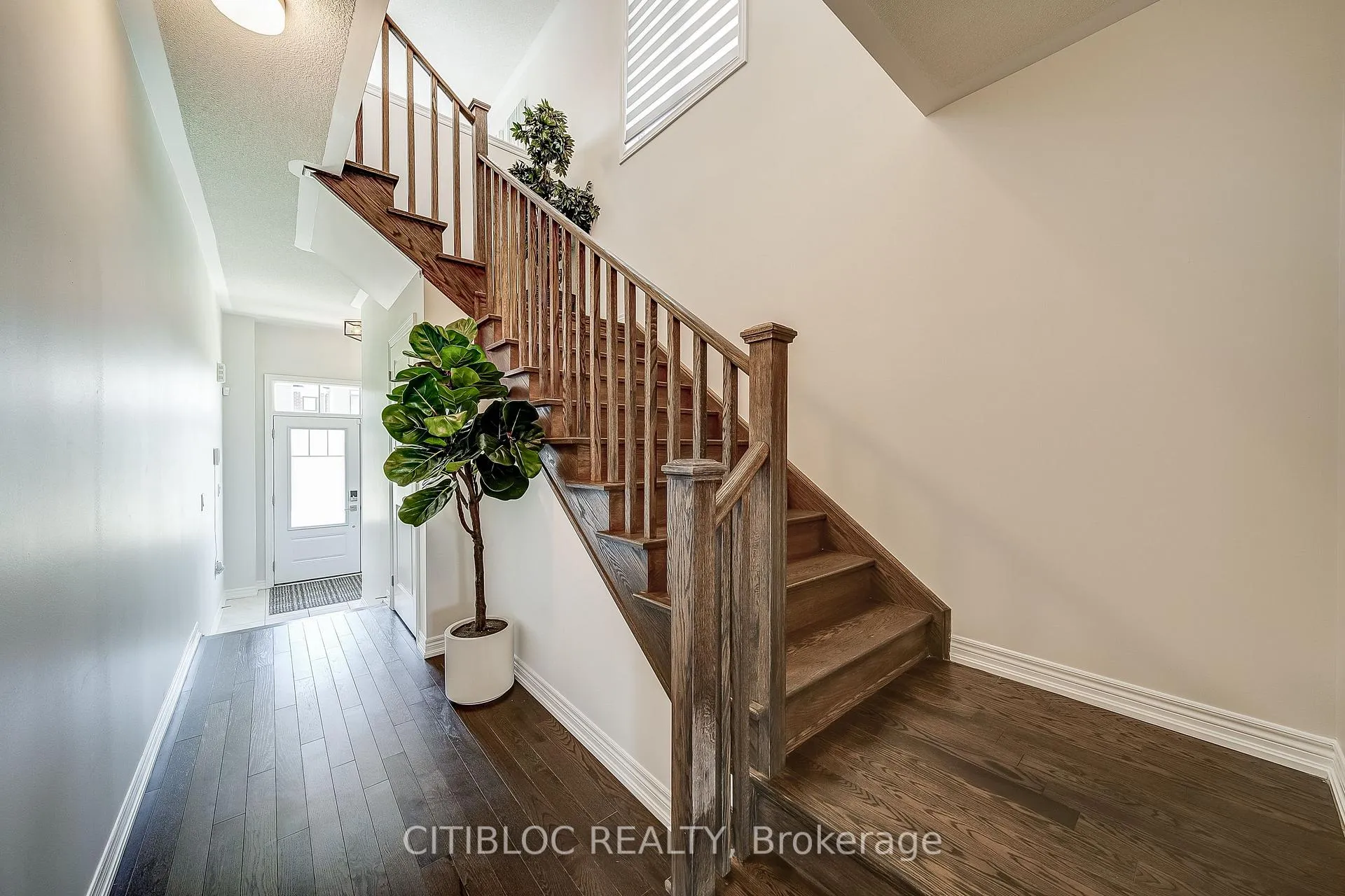 Photo 4 of 9 Abbey Crescent, Barrie, Rural Barrie Southeast — HOMEH