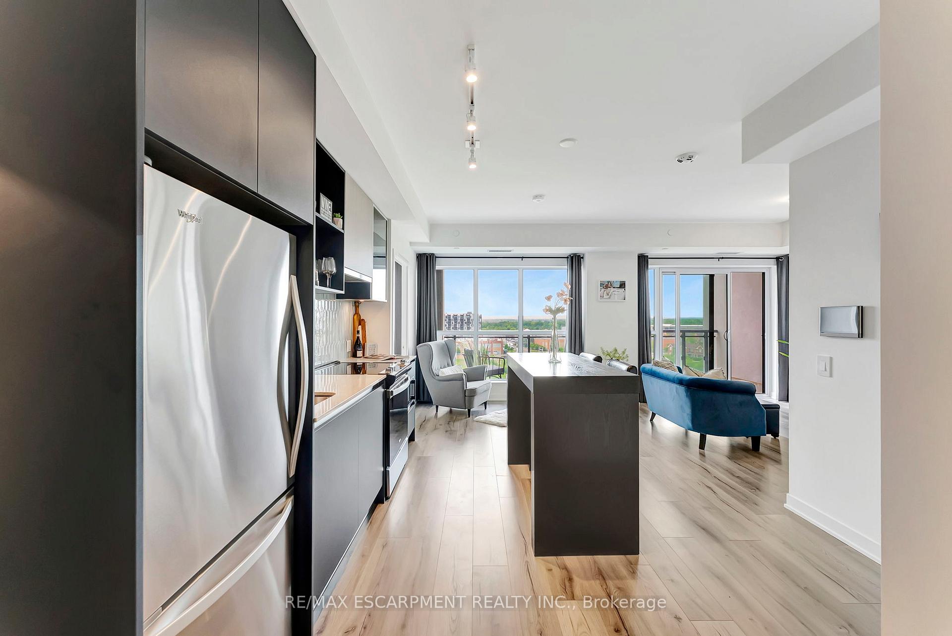 Front of Unit 702, 405 Dundas Street W