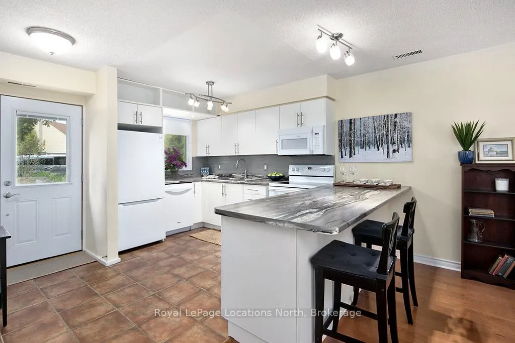 Photo 7 of 134 Escarpment Crescent, Collingwood — HOMEH