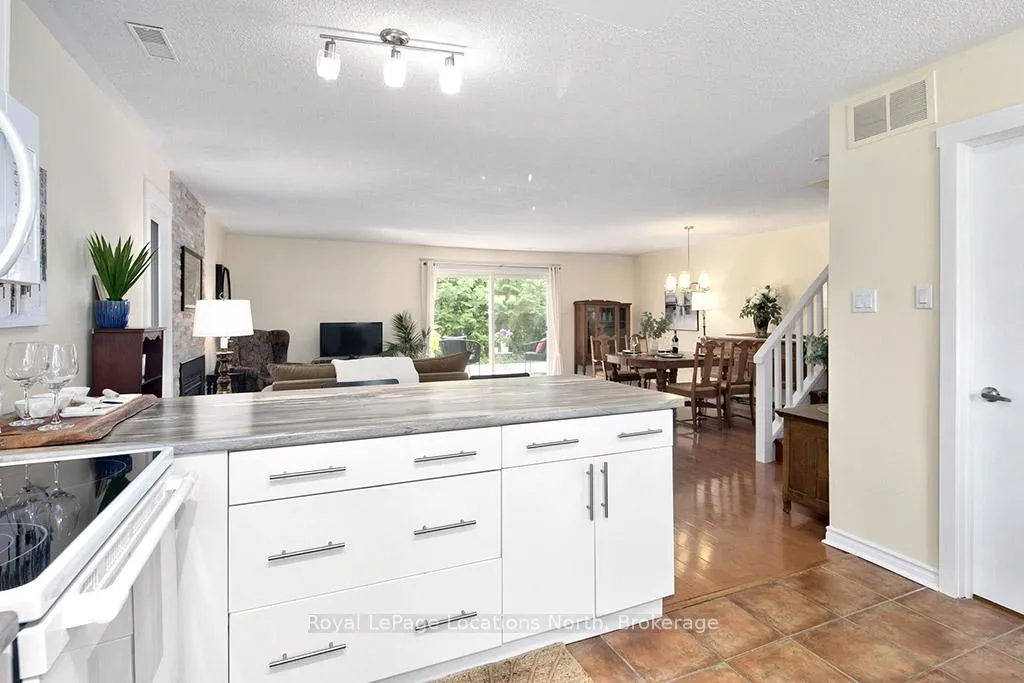 Photo 8 of 134 Escarpment Crescent, Collingwood — HOMEH