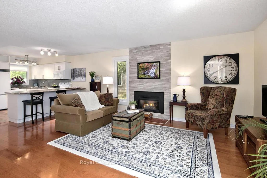 Photo 10 of 134 Escarpment Crescent, Collingwood — HOMEH