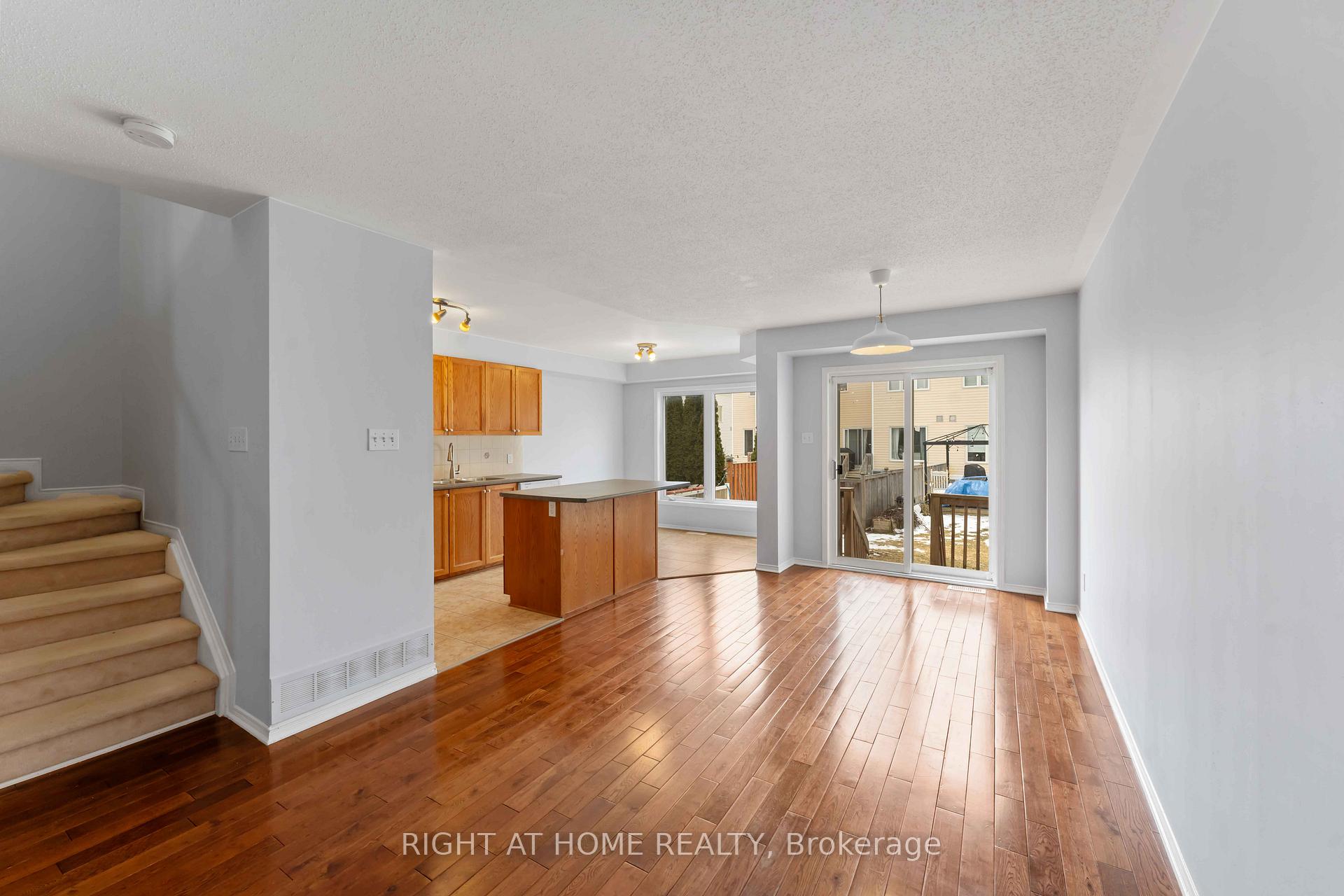 Photo 5 of 421 Hillsboro Private, Ottawa, Kanata - Emerald Meadows/Trailwest — HOMEH