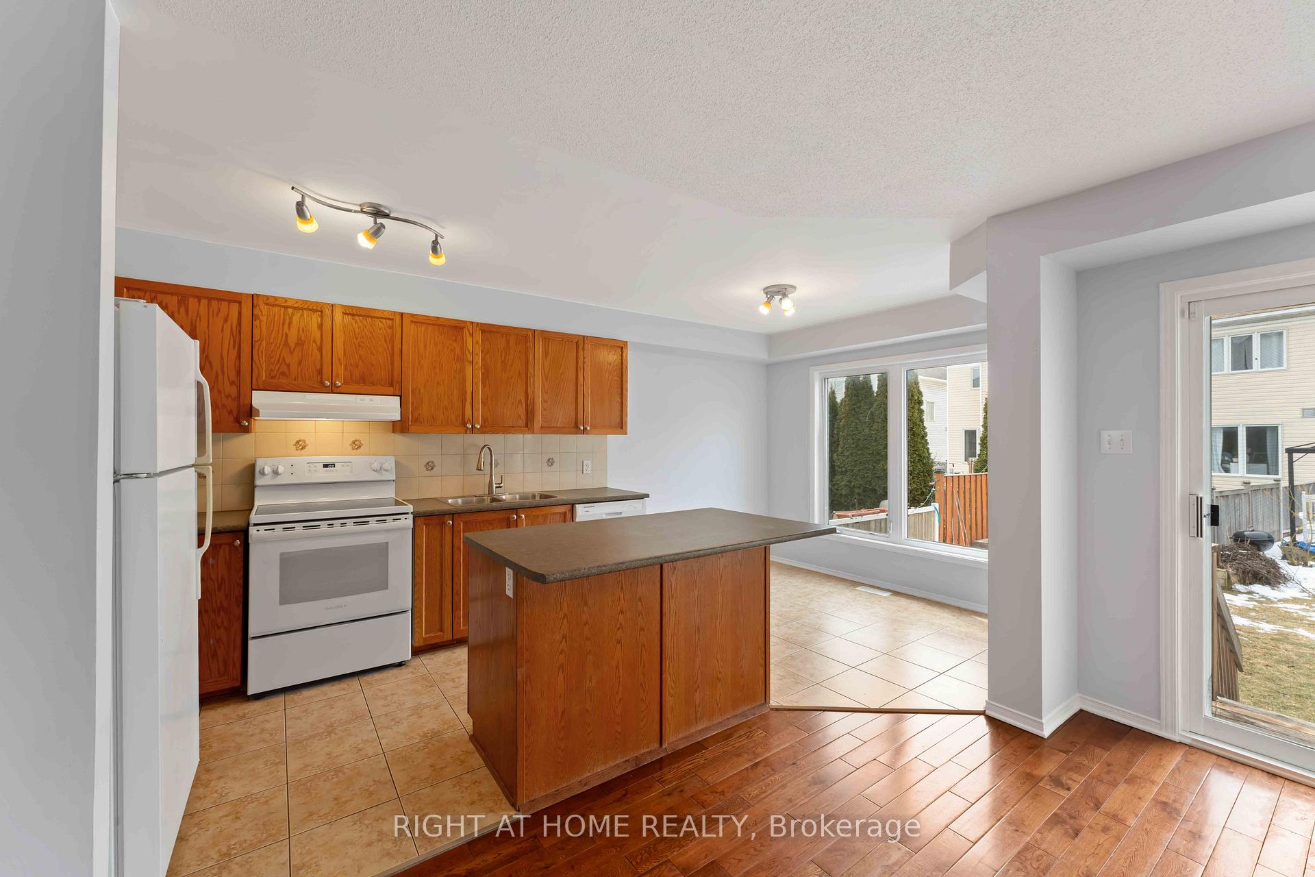 Photo 6 of 421 Hillsboro Private, Ottawa, Kanata - Emerald Meadows/Trailwest — HOMEH