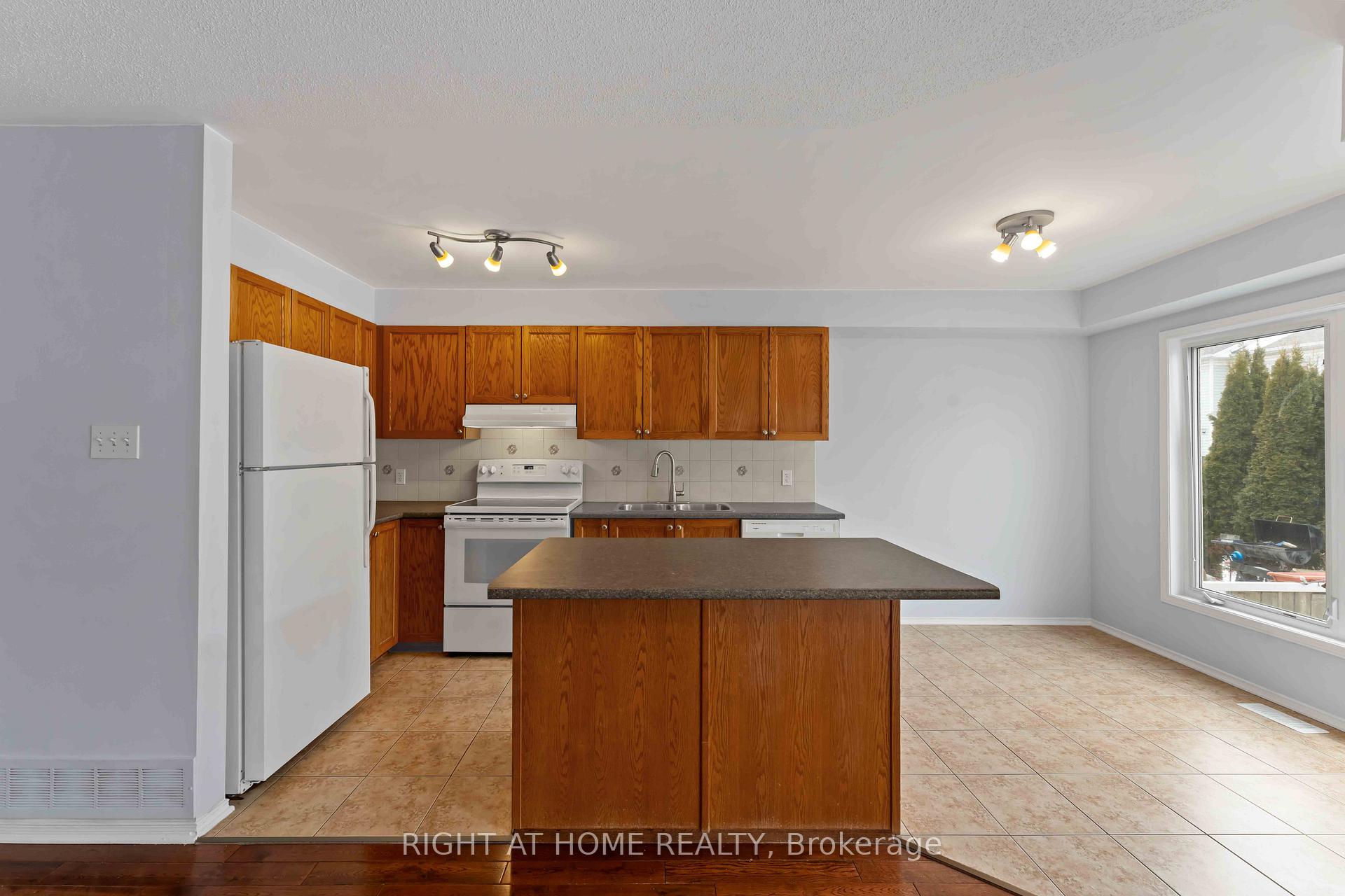 Photo 7 of 421 Hillsboro Private, Ottawa, Kanata - Emerald Meadows/Trailwest — HOMEH