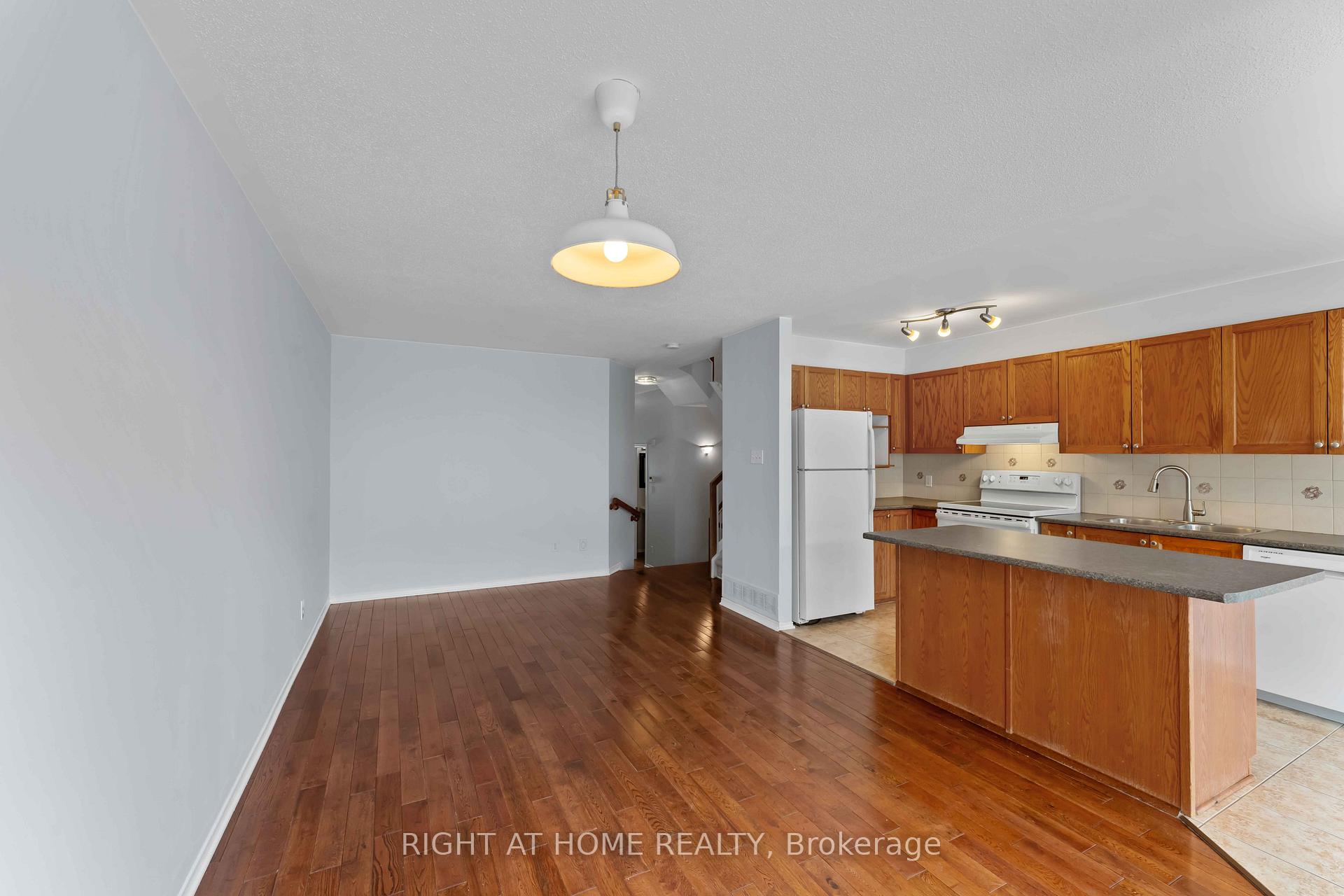 Photo 8 of 421 Hillsboro Private, Ottawa, Kanata - Emerald Meadows/Trailwest — HOMEH