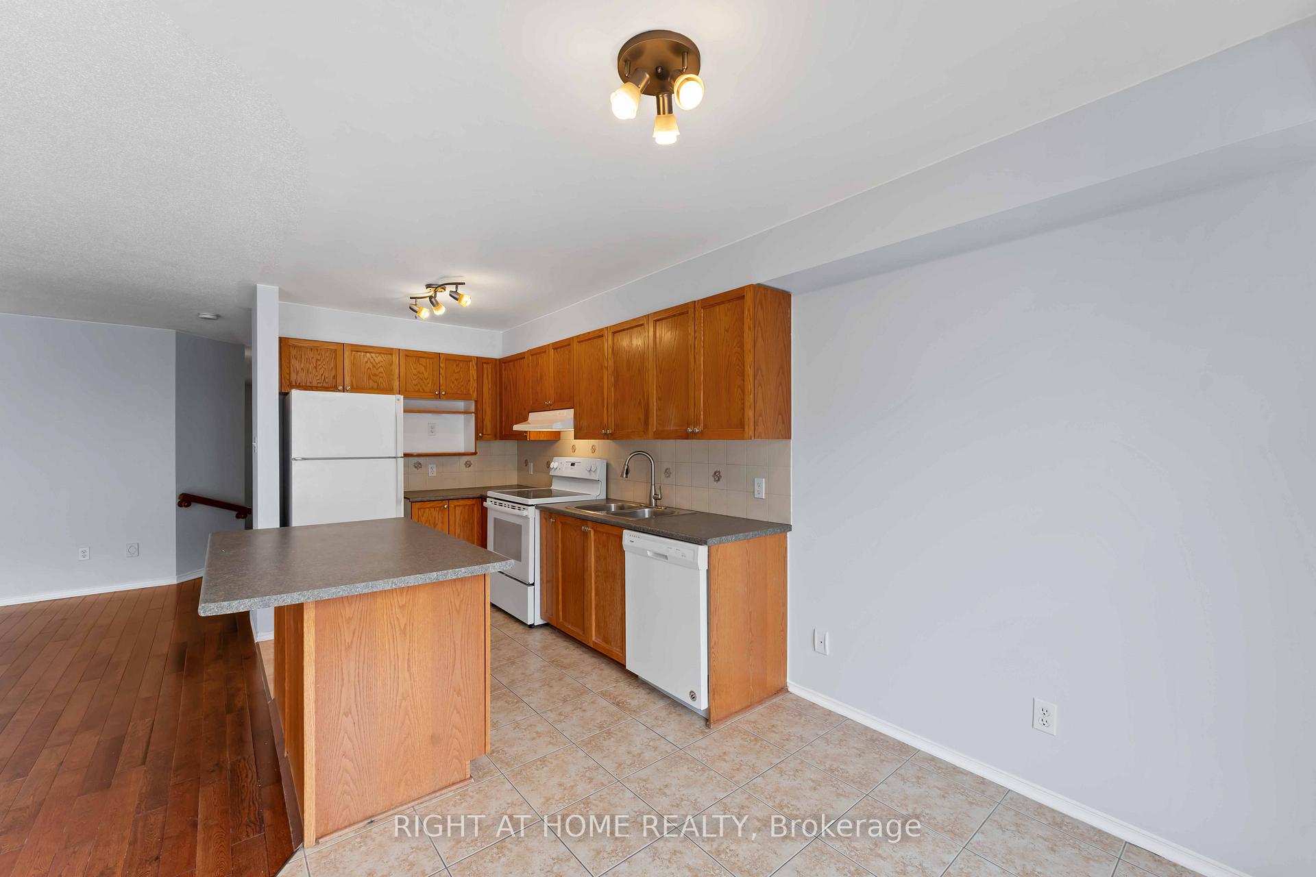 Photo 9 of 421 Hillsboro Private, Ottawa, Kanata - Emerald Meadows/Trailwest — HOMEH