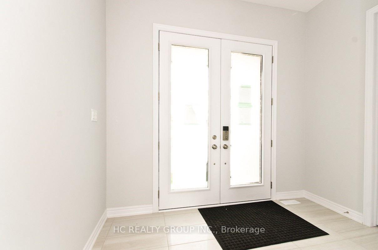 Photo 2 of 92 Pine Hill Crescent, Aurora, Aurora Estates — HOMEH