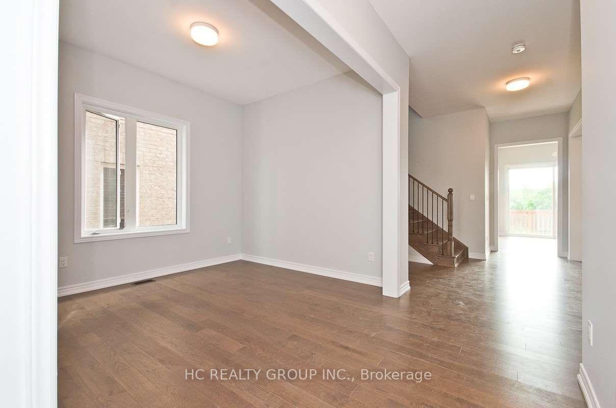 Photo 4 of 92 Pine Hill Crescent, Aurora, Aurora Estates — HOMEH