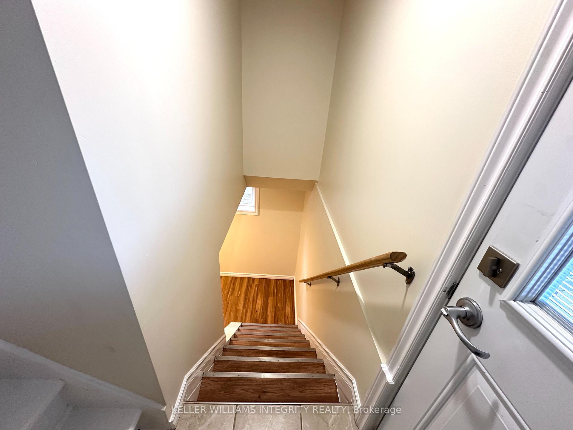 Photo 4 of Unit B, 31 Vanson Avenue, Ottawa, City View/Skyline/Fisher Heights/Parkwood Hills — HOMEH