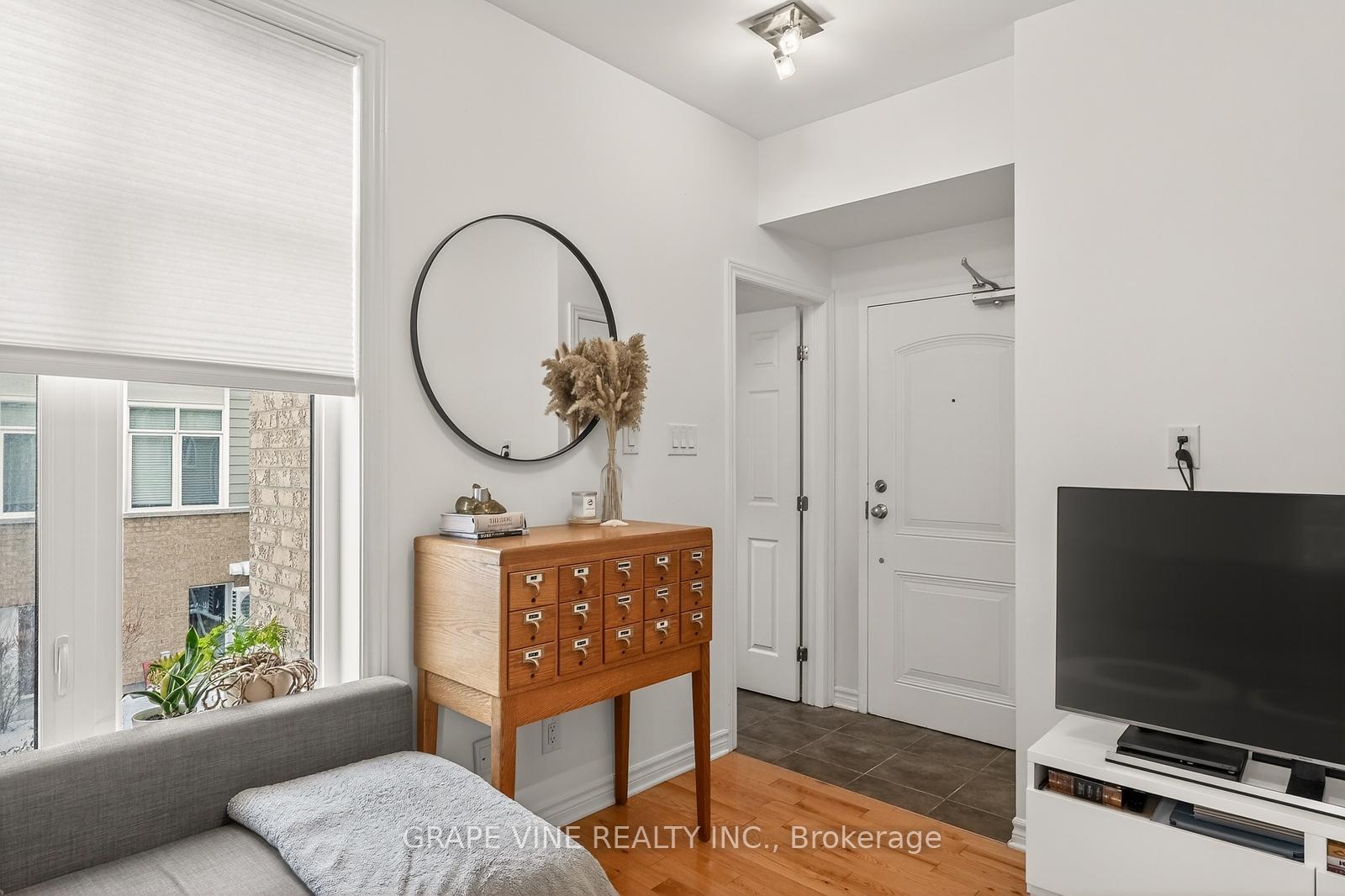 Photo 5 of Unit D, 310 Everest Private, Ottawa, Elmvale Acres — HOMEH