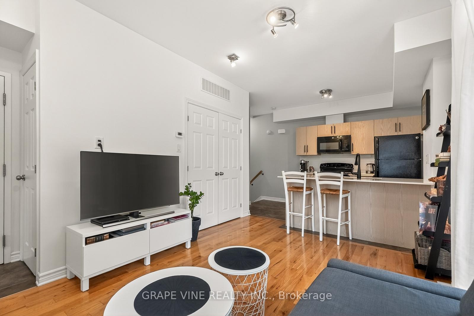 Photo 12 of Unit D, 310 Everest Private, Ottawa, Elmvale Acres — HOMEH