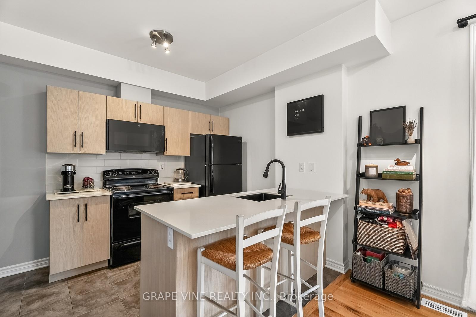 Photo 13 of Unit D, 310 Everest Private, Ottawa, Elmvale Acres — HOMEH