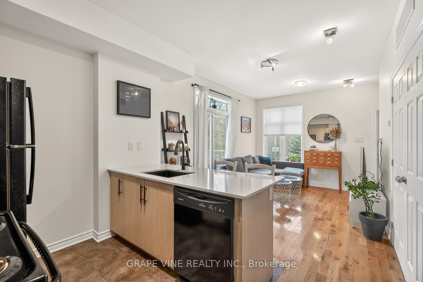 Photo 16 of Unit D, 310 Everest Private, Ottawa, Elmvale Acres — HOMEH