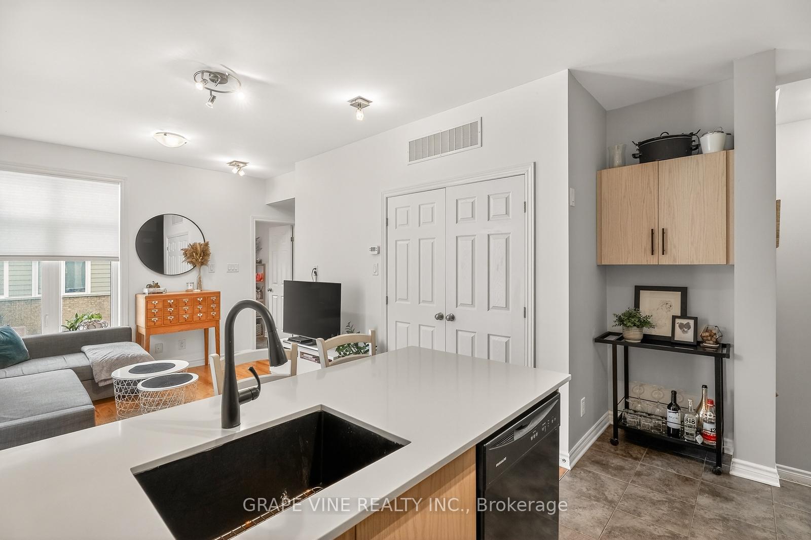 Photo 17 of Unit D, 310 Everest Private, Ottawa, Elmvale Acres — HOMEH