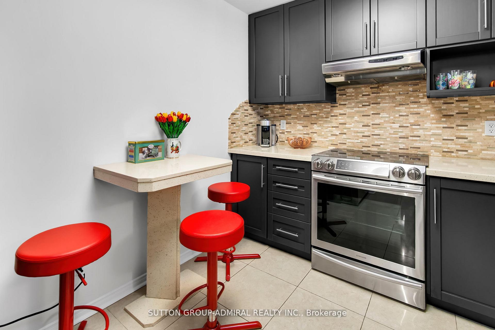 Photo 5 of Unit 317, 11 Townsgate Drive, Vaughan, Crestwood-Springfarm-Yorkhill — HOMEH