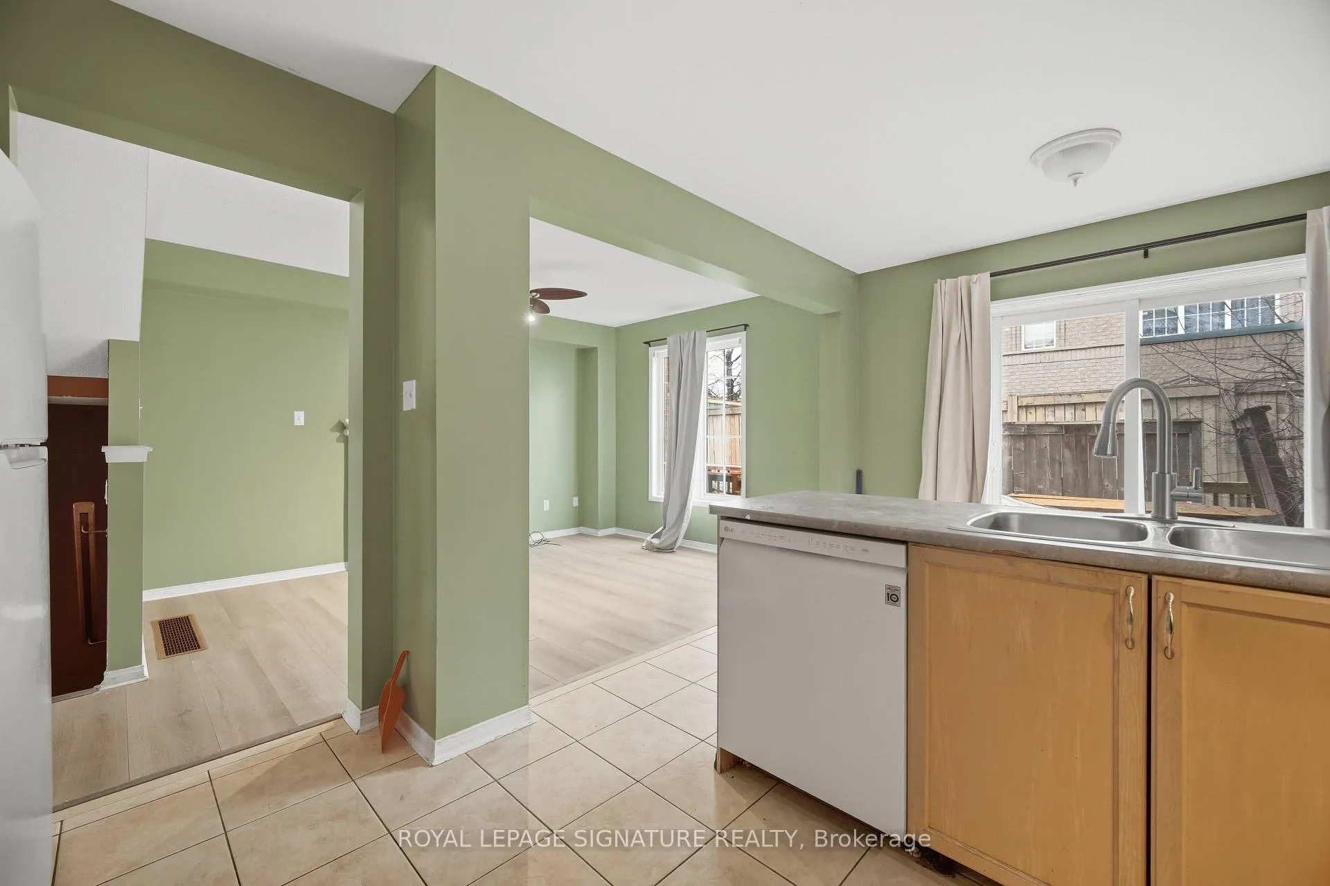 Photo 16 of 19 Silverbell Court, Brampton, Fletcher's Meadow — HOMEH