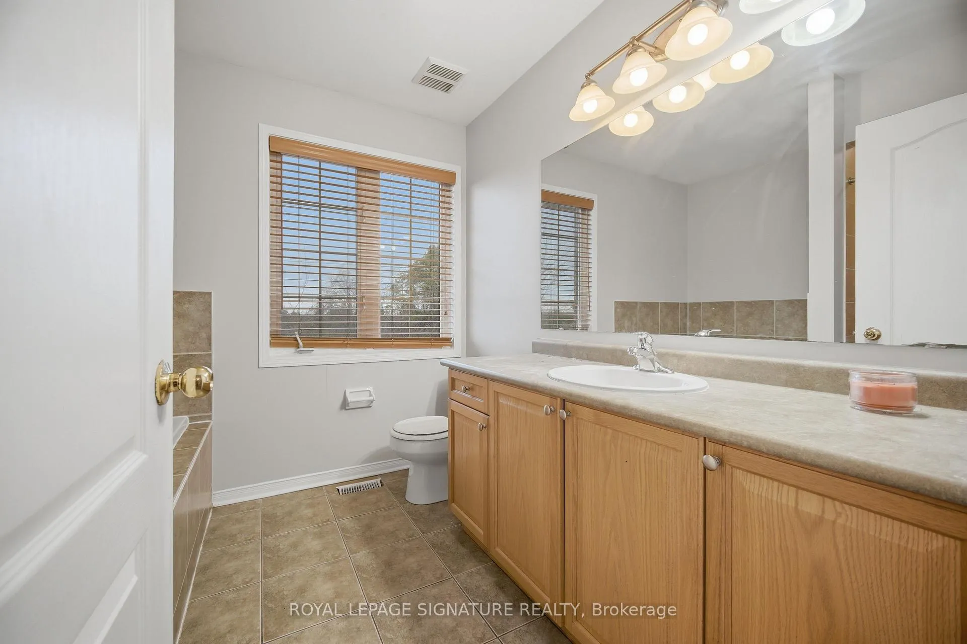 Photo 31 of 19 Silverbell Court, Brampton, Fletcher's Meadow — HOMEH