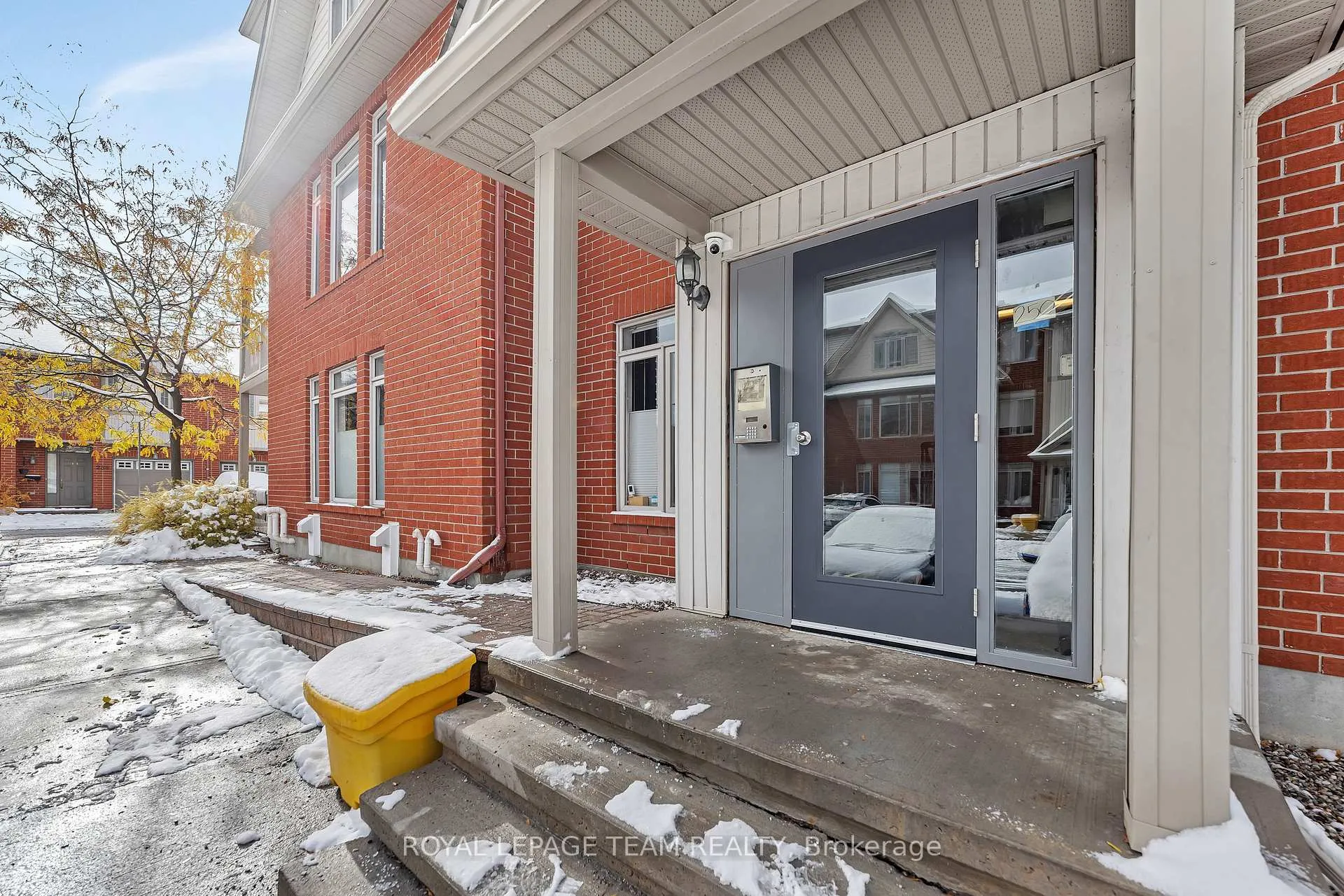 Photo 2 of Unit B, 250 Meilleur Private, Ottawa, Vanier — HOMEH