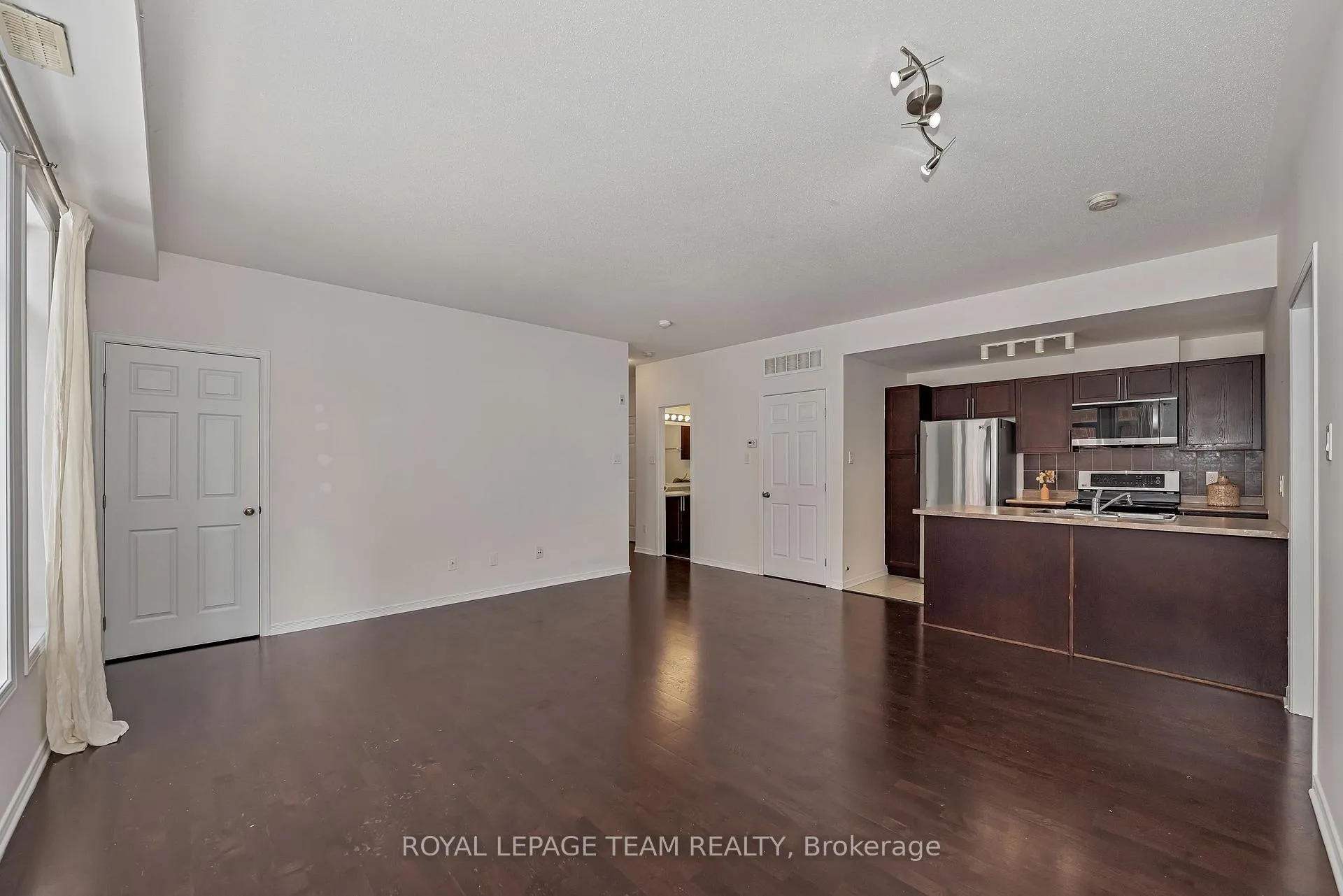 Photo 4 of Unit B, 250 Meilleur Private, Ottawa, Vanier — HOMEH