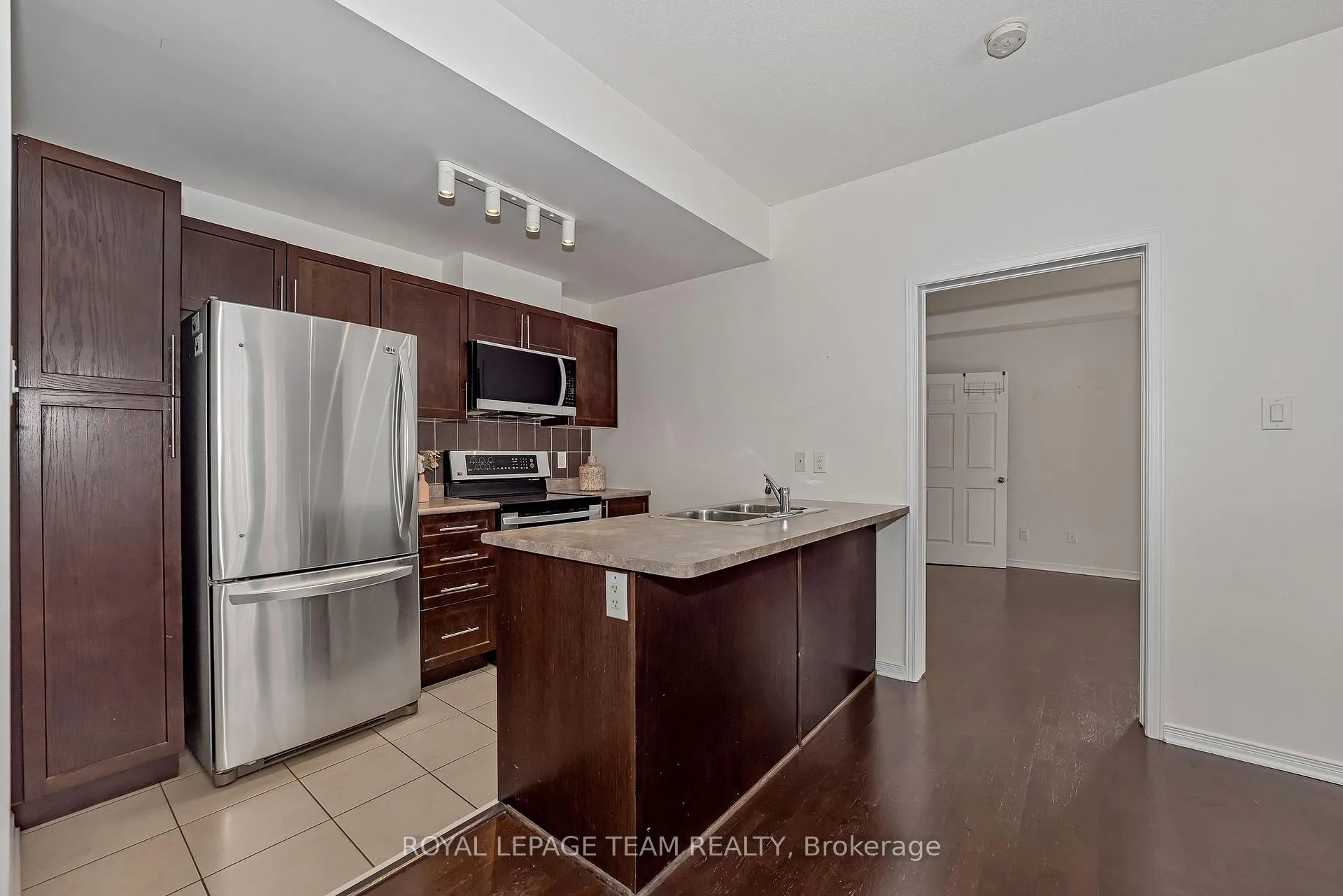 Photo 11 of Unit B, 250 Meilleur Private, Ottawa, Vanier — HOMEH