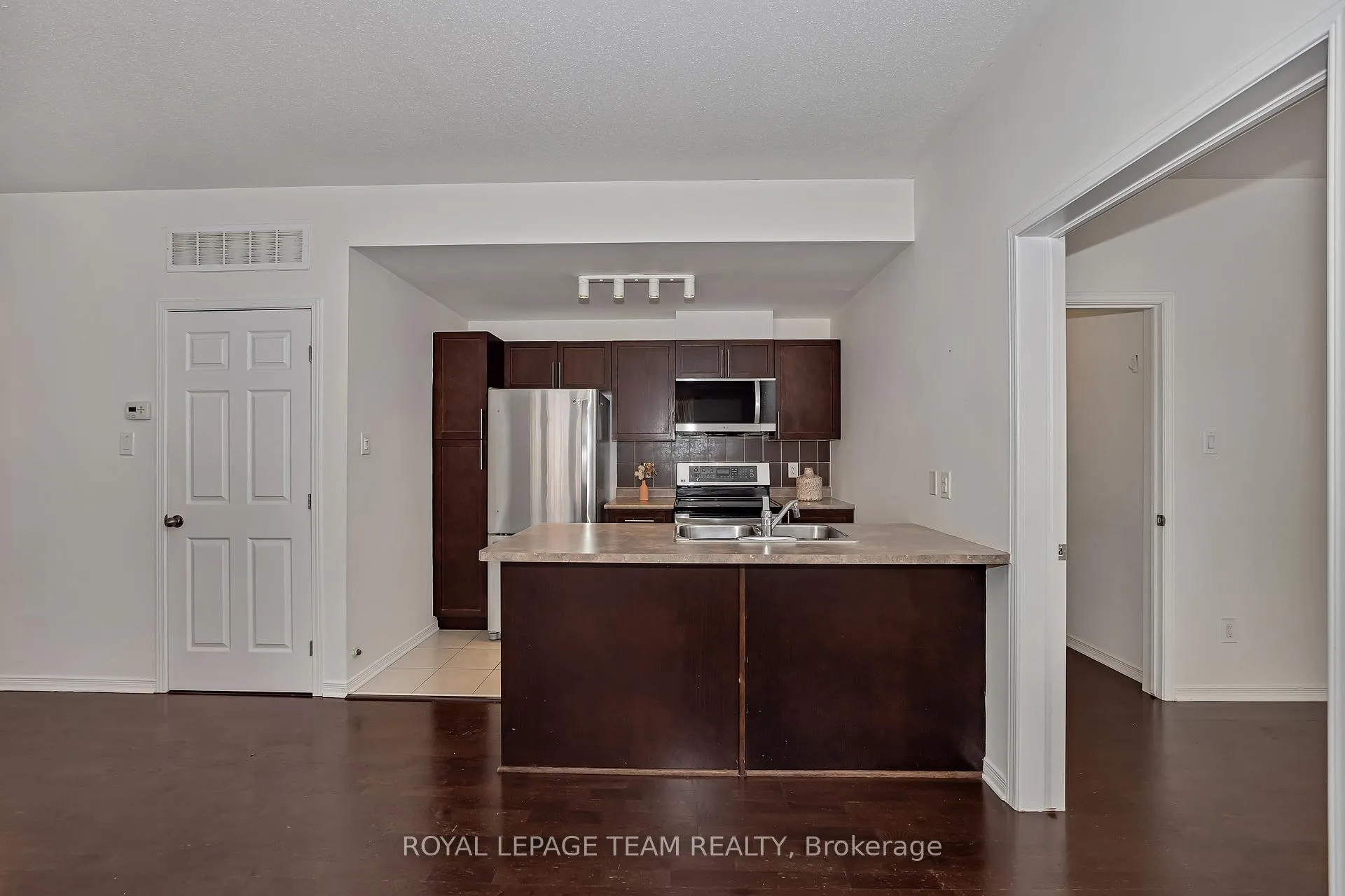Photo 12 of Unit B, 250 Meilleur Private, Ottawa, Vanier — HOMEH
