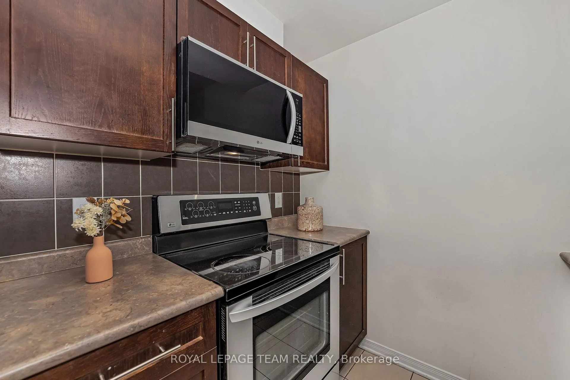 Photo 13 of Unit B, 250 Meilleur Private, Ottawa, Vanier — HOMEH