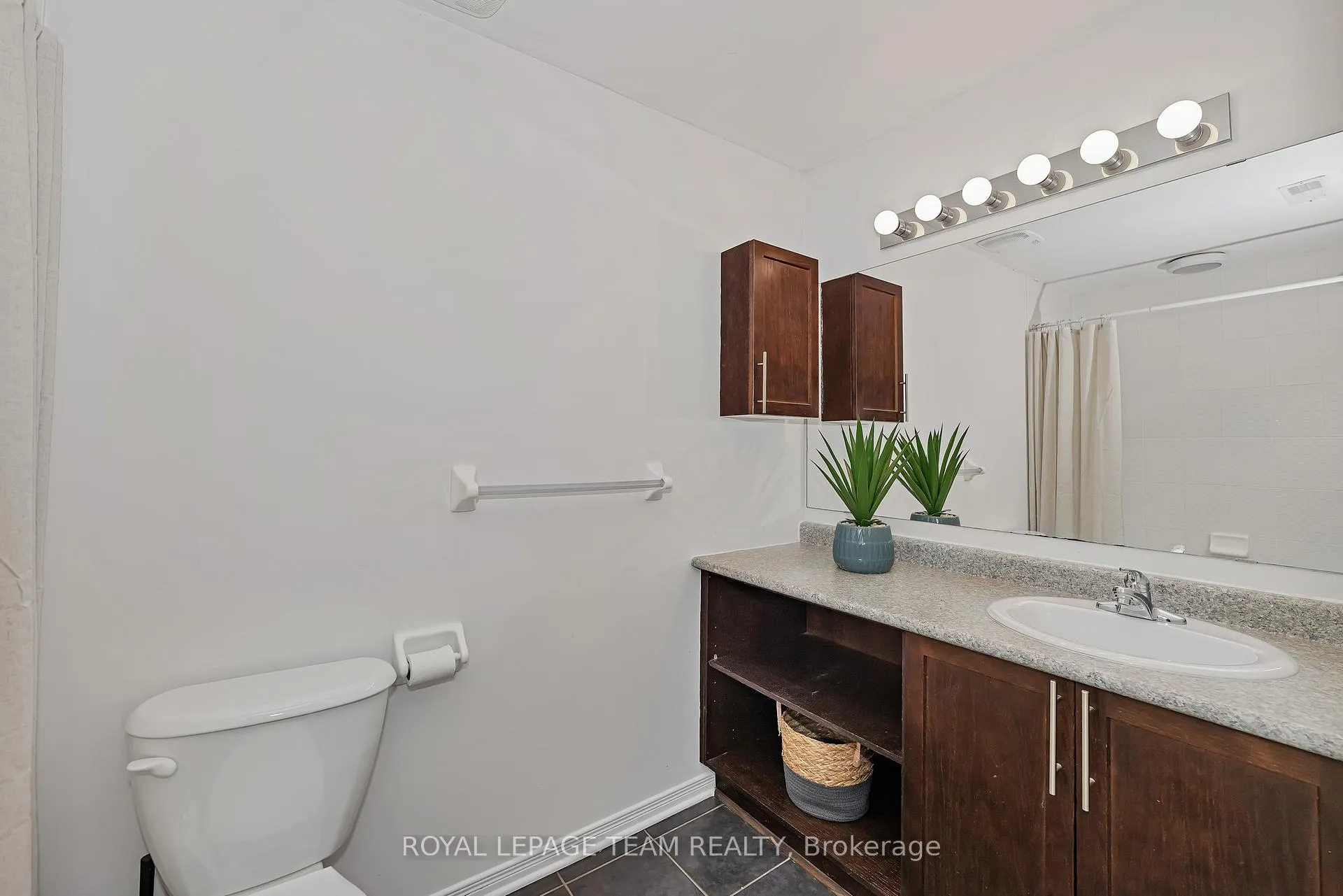 Photo 24 of Unit B, 250 Meilleur Private, Ottawa, Vanier — HOMEH