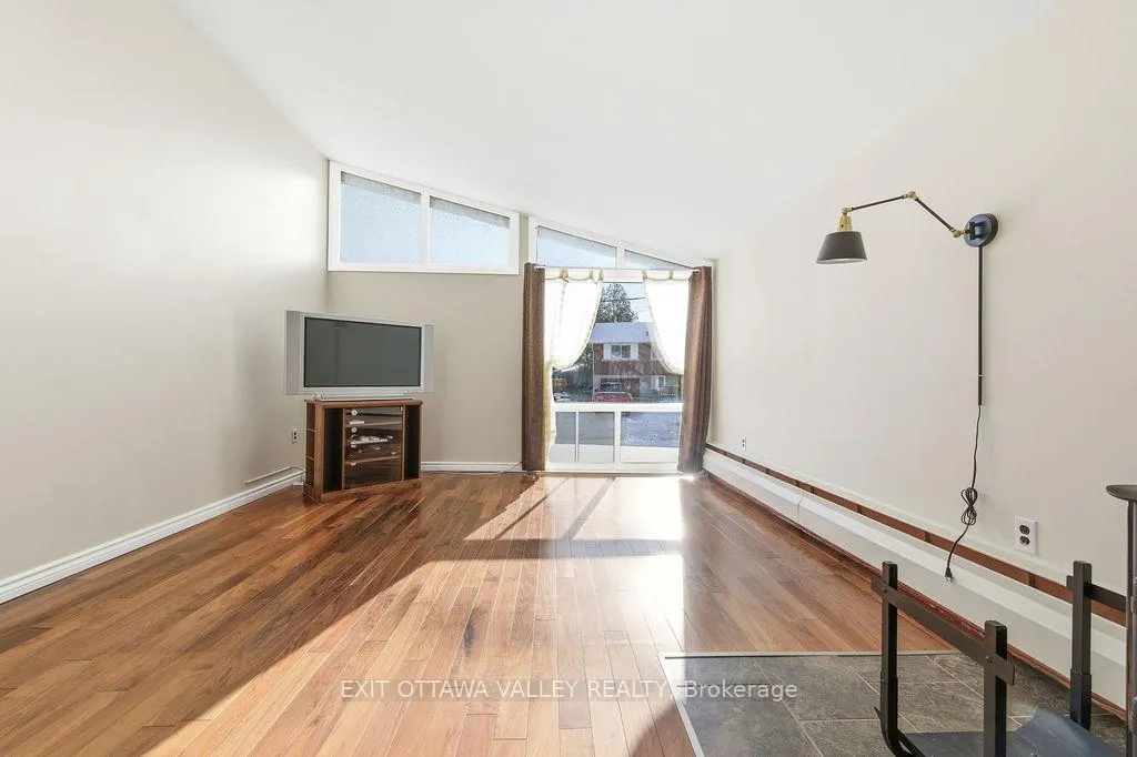 Photo 4 of 3 Newton Crescent, Deep River — HOMEH