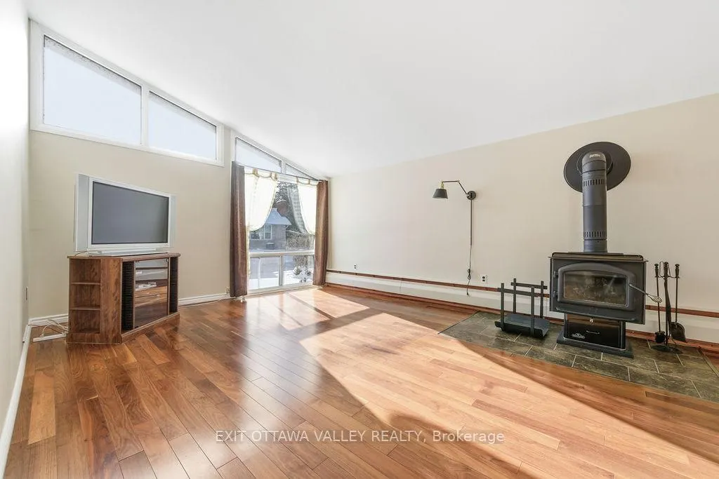 Photo 8 of 3 Newton Crescent, Deep River — HOMEH