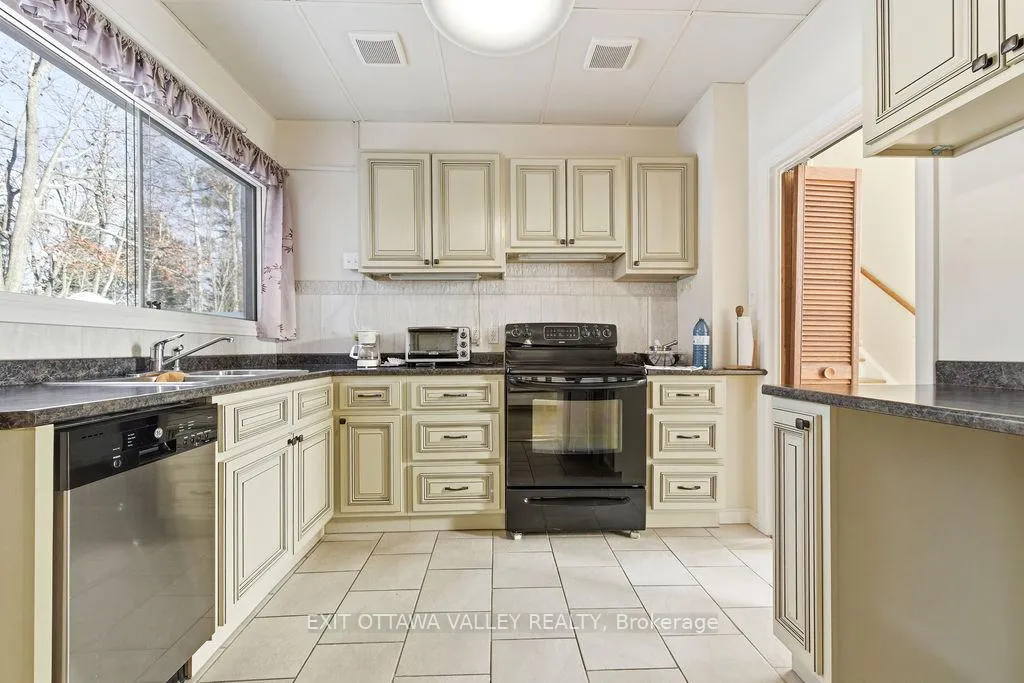 Photo 11 of 3 Newton Crescent, Deep River — HOMEH