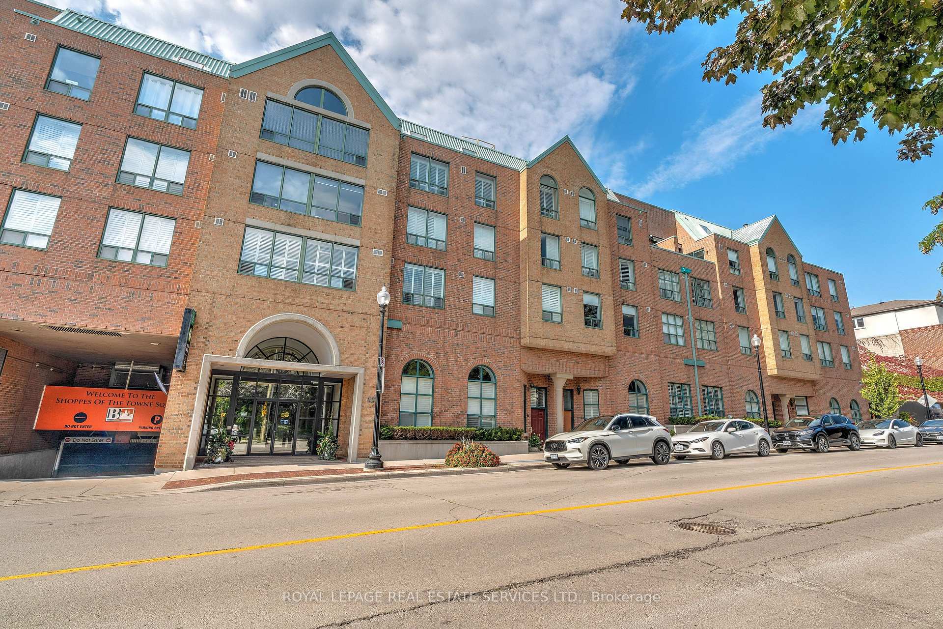 Front of Unit PH8, 221 Robinson Street