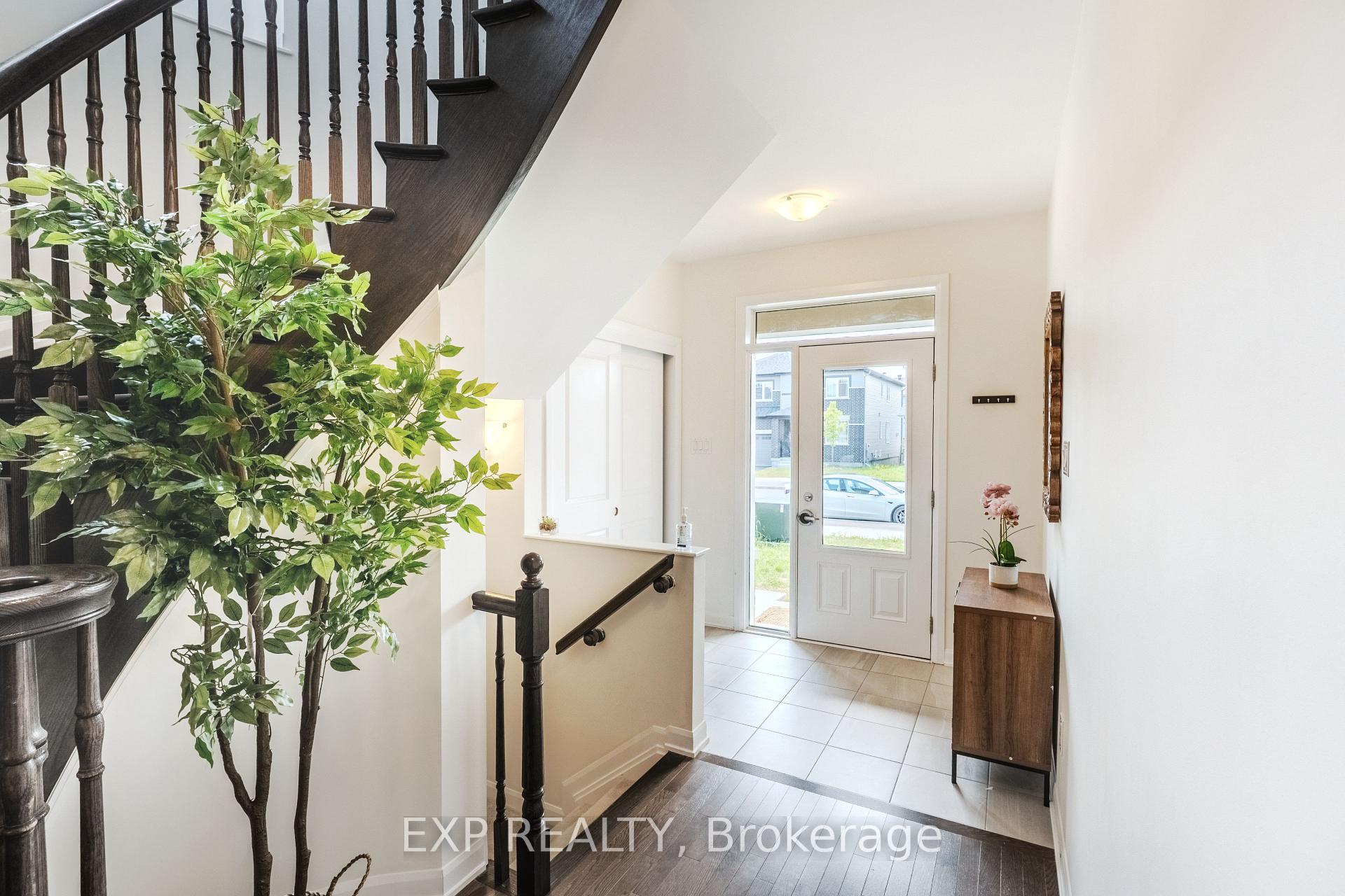 Photo 2 of 818 Cappamore Drive, Ottawa, Barrhaven - Half Moon Bay — HOMEH