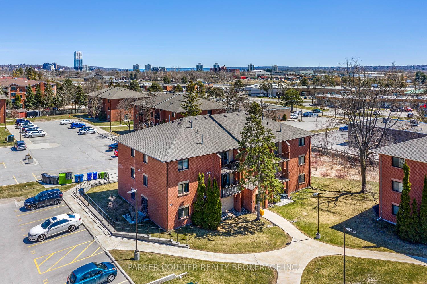 Photo 2 of Unit E5, 167 Edgehill Drive, Barrie, Letitia Heights — HOMEH
