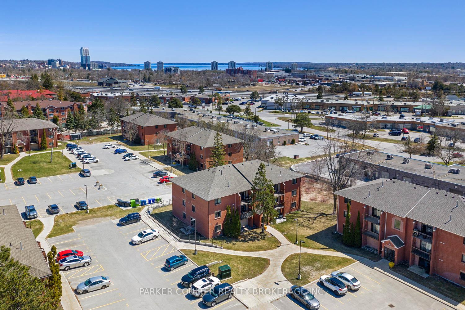 Photo 3 of Unit E5, 167 Edgehill Drive, Barrie, Letitia Heights — HOMEH