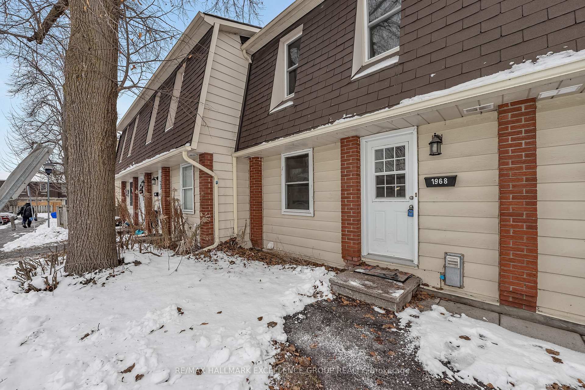 Photo 2 of Unit 15, 1968 Fairglen Mews, Ottawa, Blackburn Hamlet (South) — HOMEH