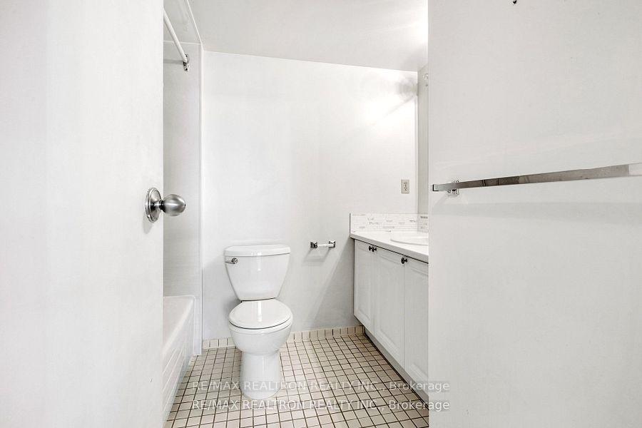 Photo 22 of Unit 1702, 2760 Carousel Crescent, Ottawa, Emerald Woods/Sawmill Creek — HOMEH